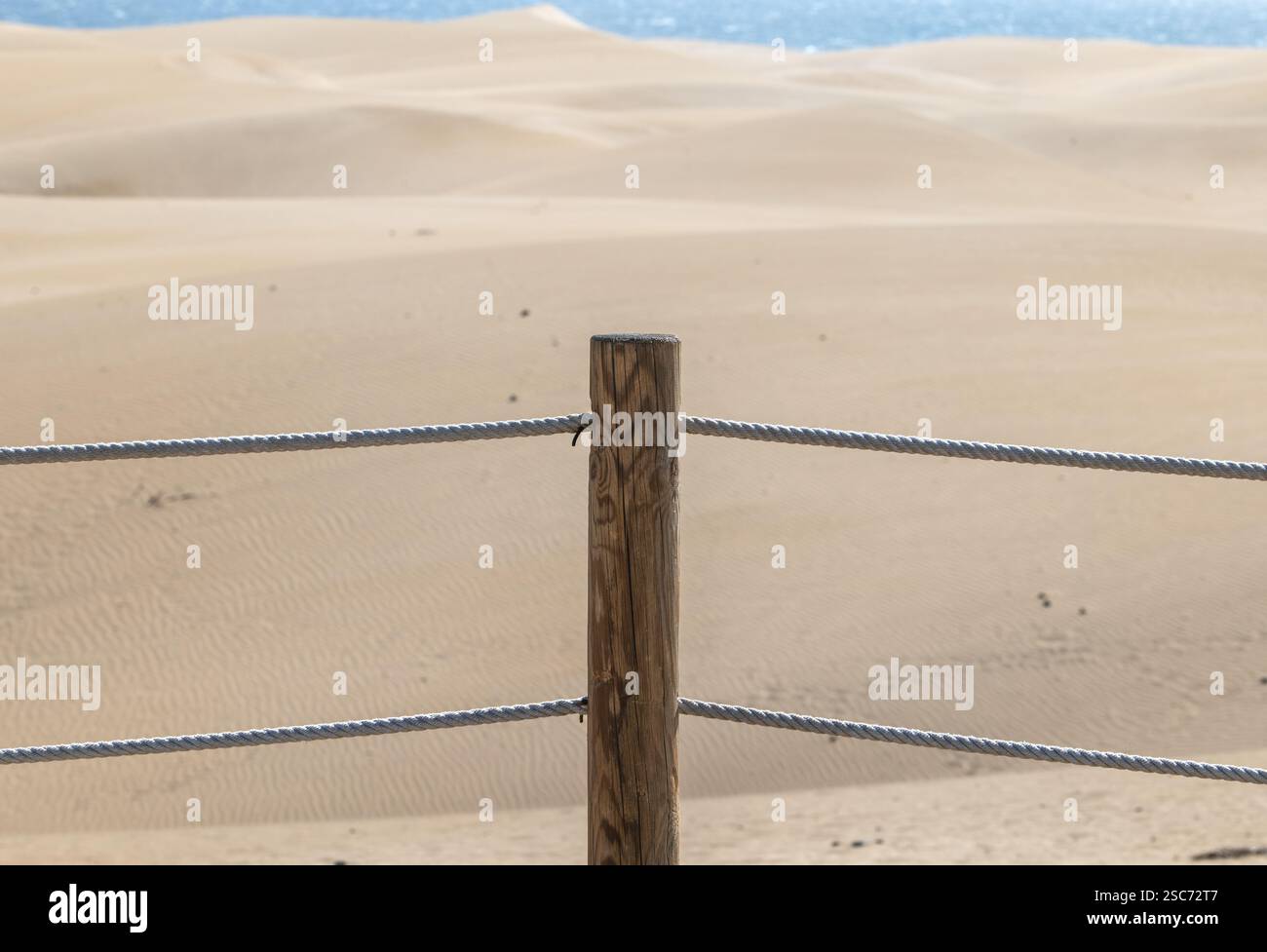 Barriera fatta di corde alle dune di Maspalomas, Gran Canaria, in una giornata di sole. Foto Stock