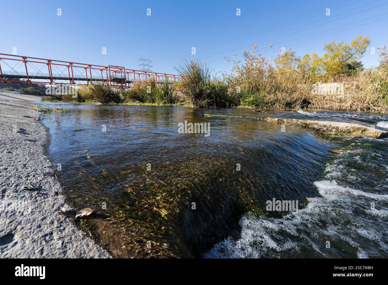 Acque fluenti del fiume Los Angeles vicino alla bicicletta di Taylor Yard e al ponte pedonale nel sud della California. Foto Stock