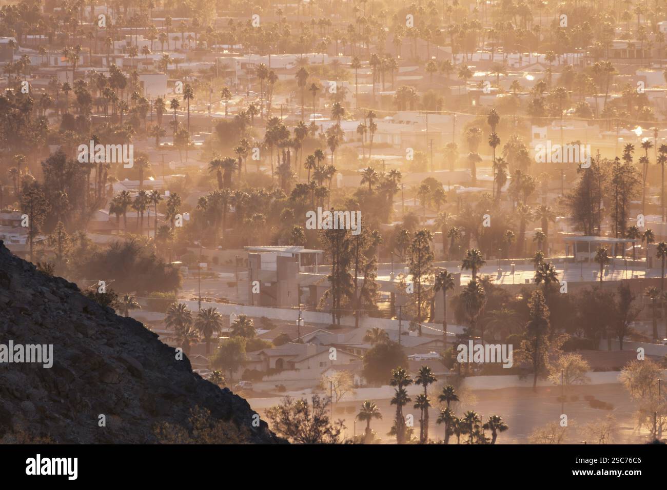 Vista dell'alba in cima alla montagna delle palme e della nebbia mattutina sopra Palm Desert nell'area della Coachella Valley, nella California meridionale. Foto Stock