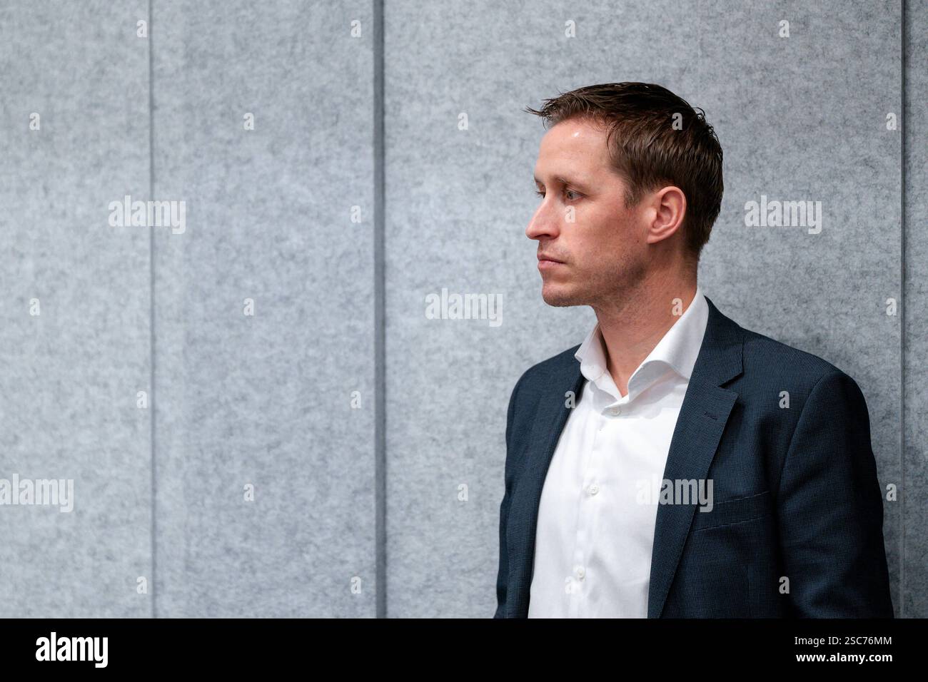 2025-02-05 Dutch Tweede Kamer Plenary Debate DEN HAAG, PAESI BASSI - 5 FEBBRAIO: Michiel van Nispen SP durante un dibattito della Commissione presso Tweede Kamer il 5 febbraio 2025 a Den Haag, Paesi Bassi Den Haag Tweede Kamer Paesi Bassi contenuto non disponibile per la ridistribuzione nei Paesi Bassi direttamente o indirettamente tramite terzi. Copyright: XJohnxBeckmannx Foto Stock