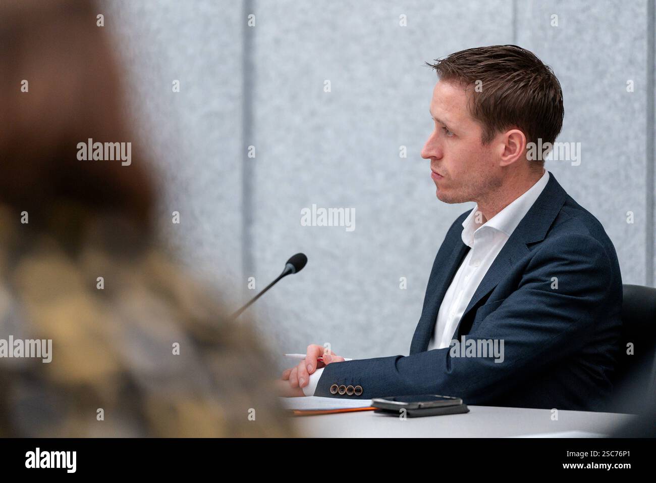 2025-02-05 Dutch Tweede Kamer Plenary Debate DEN HAAG, PAESI BASSI - 5 FEBBRAIO: Michiel van Nispen SP durante un dibattito della Commissione presso Tweede Kamer il 5 febbraio 2025 a Den Haag, Paesi Bassi Den Haag Tweede Kamer Paesi Bassi contenuto non disponibile per la ridistribuzione nei Paesi Bassi direttamente o indirettamente tramite terzi. Copyright: XJohnxBeckmannx Foto Stock