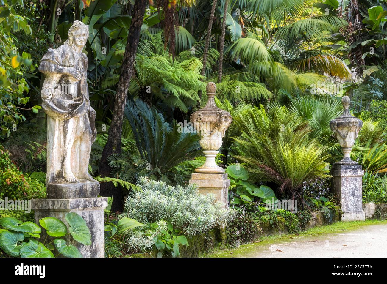 Statue nel parco di Quinta da Regaleira, Parco naturale di Sintra-Cascais, Lisbona, Portogallo Foto Stock