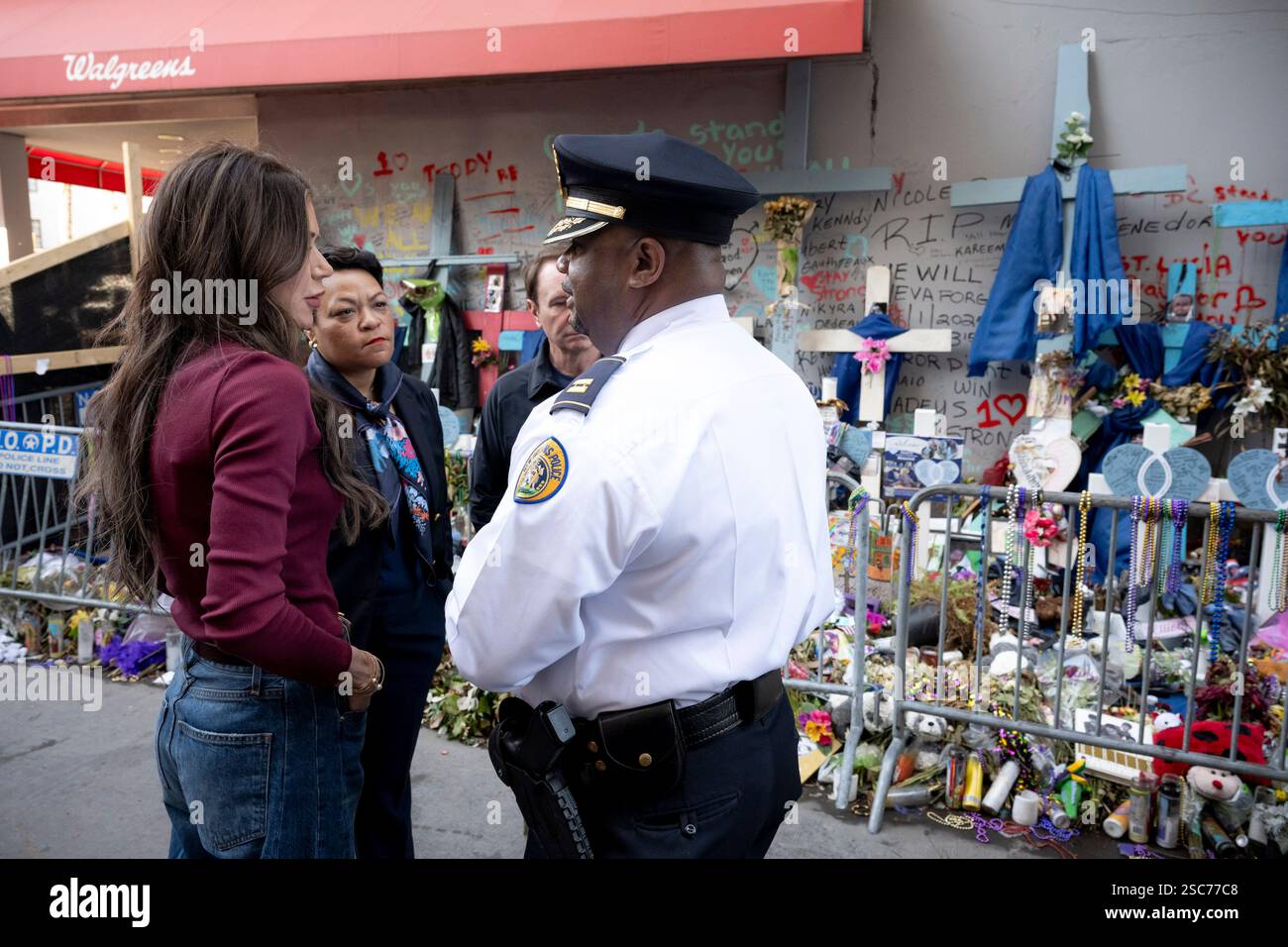 Il segretario del Dipartimento per la sicurezza interna (DHS) Kristi Noem si reca a New Orleans, Louisiana, per osservare le operazioni di sicurezza del DHS per il Super Bowl LIX, 3 febbraio 2025. Proseguendo una partnership di oltre 20 anni, più di 690 dipendenti DHS stanno lavorando per proteggere circa 73.000 fan che partecipano al Super Bowl LIX (foto DHS di Tia Dufour) Foto Stock