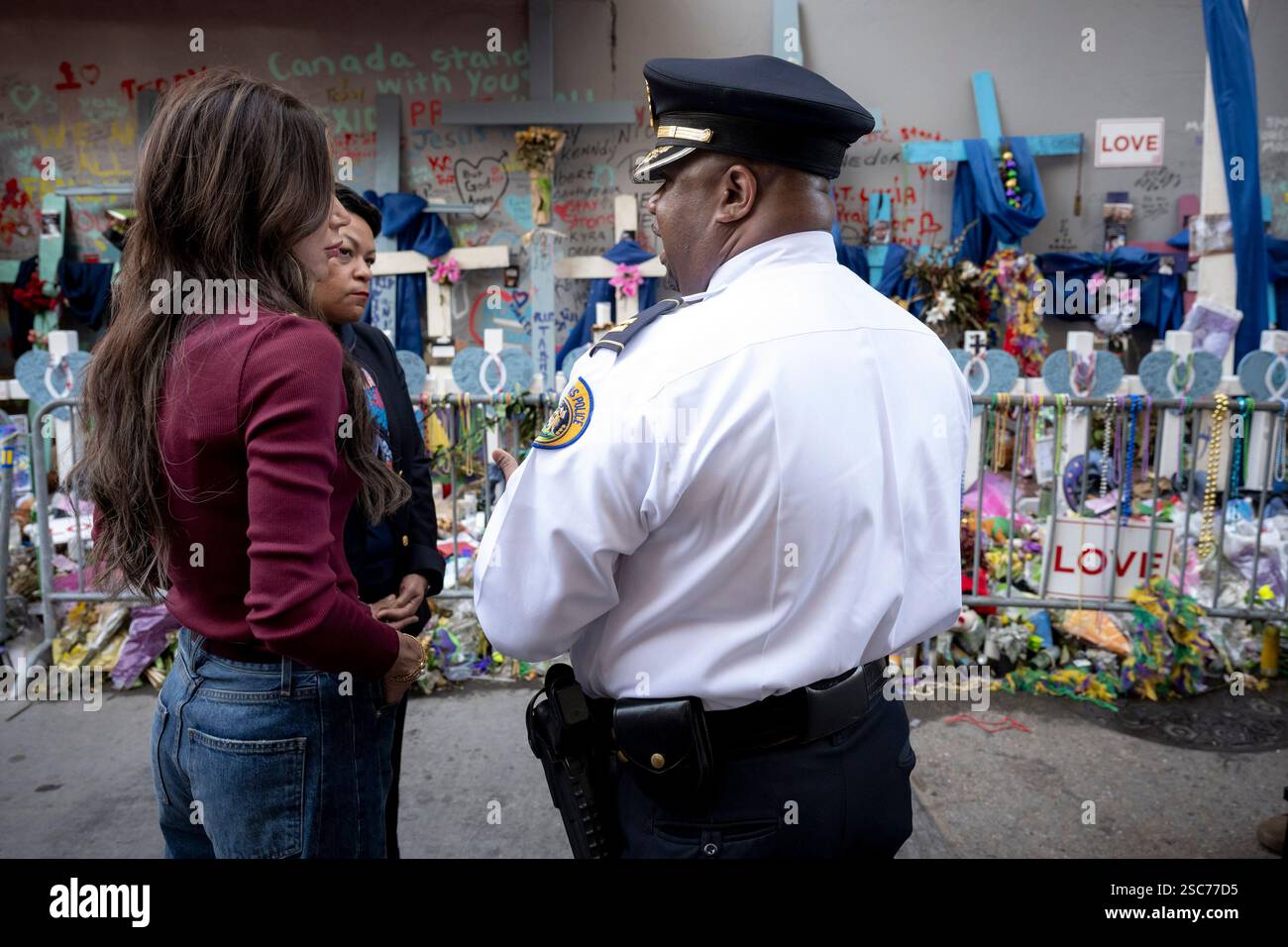 Il segretario del Dipartimento per la sicurezza interna (DHS) Kristi Noem si reca a New Orleans, Louisiana, per osservare le operazioni di sicurezza del DHS per il Super Bowl LIX, 3 febbraio 2025. Proseguendo una partnership di oltre 20 anni, più di 690 dipendenti DHS stanno lavorando per proteggere circa 73.000 fan che partecipano al Super Bowl LIX (foto DHS di Tia Dufour) Foto Stock