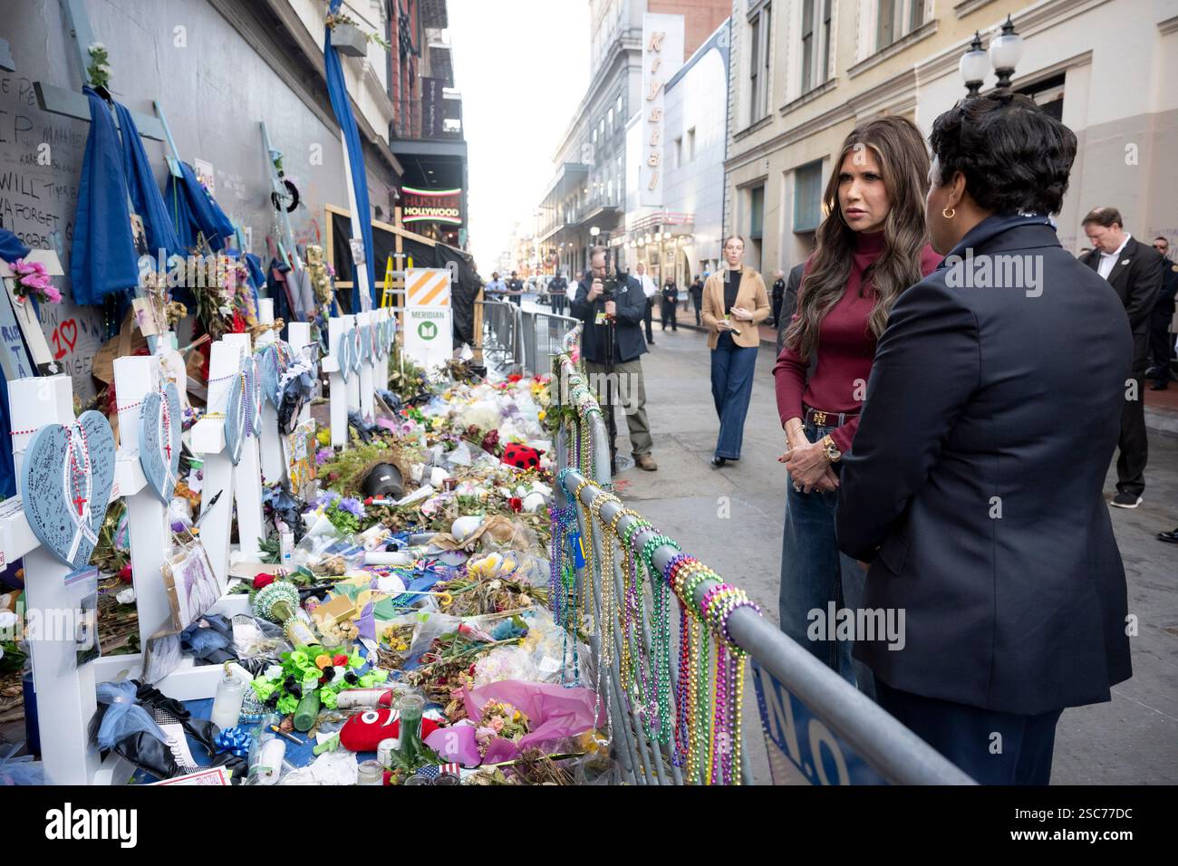 Il segretario del Dipartimento per la sicurezza interna (DHS) Kristi Noem si reca a New Orleans, Louisiana, per osservare le operazioni di sicurezza del DHS per il Super Bowl LIX, 3 febbraio 2025. Proseguendo una partnership di oltre 20 anni, più di 690 dipendenti DHS stanno lavorando per proteggere circa 73.000 fan che partecipano al Super Bowl LIX (foto DHS di Tia Dufour) Foto Stock