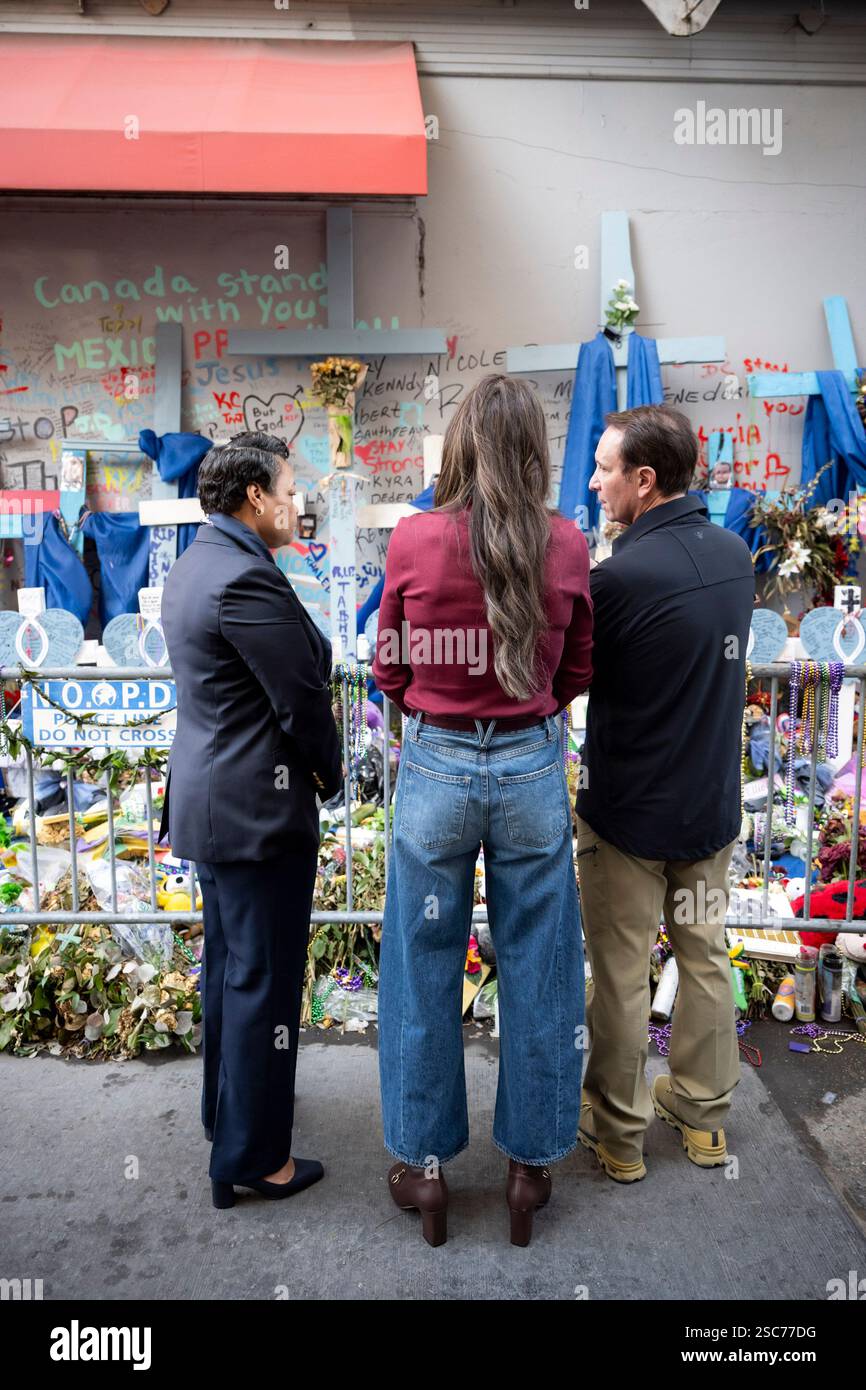 Il segretario del Dipartimento per la sicurezza interna (DHS) Kristi Noem si reca a New Orleans, Louisiana, per osservare le operazioni di sicurezza del DHS per il Super Bowl LIX, 3 febbraio 2025. Proseguendo una partnership di oltre 20 anni, più di 690 dipendenti DHS stanno lavorando per proteggere circa 73.000 fan che partecipano al Super Bowl LIX (foto DHS di Tia Dufour) Foto Stock