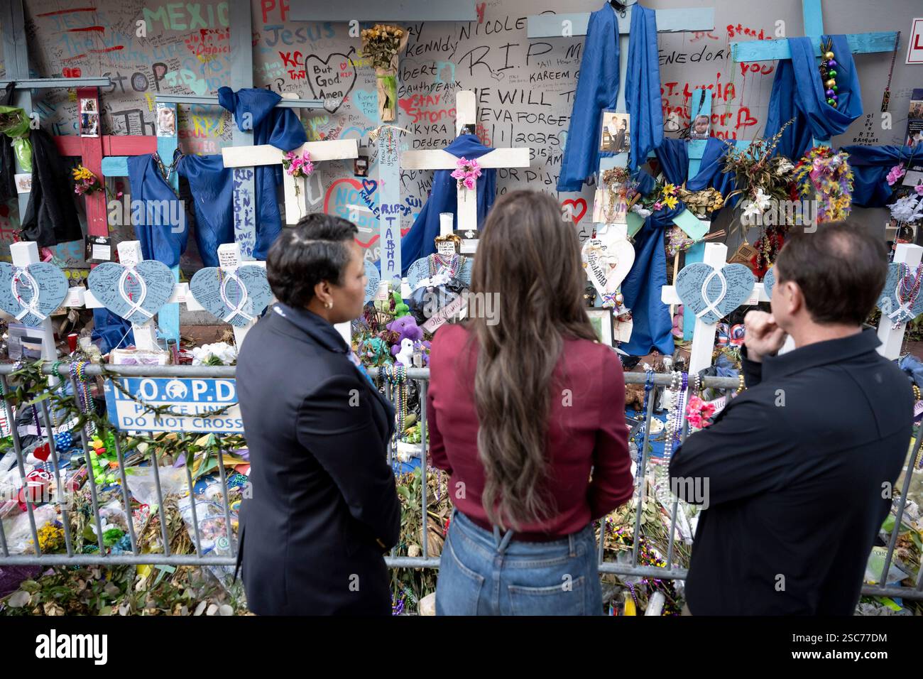 Il segretario del Dipartimento per la sicurezza interna (DHS) Kristi Noem si reca a New Orleans, Louisiana, per osservare le operazioni di sicurezza del DHS per il Super Bowl LIX, 3 febbraio 2025. Proseguendo una partnership di oltre 20 anni, più di 690 dipendenti DHS stanno lavorando per proteggere circa 73.000 fan che partecipano al Super Bowl LIX (foto DHS di Tia Dufour) Foto Stock