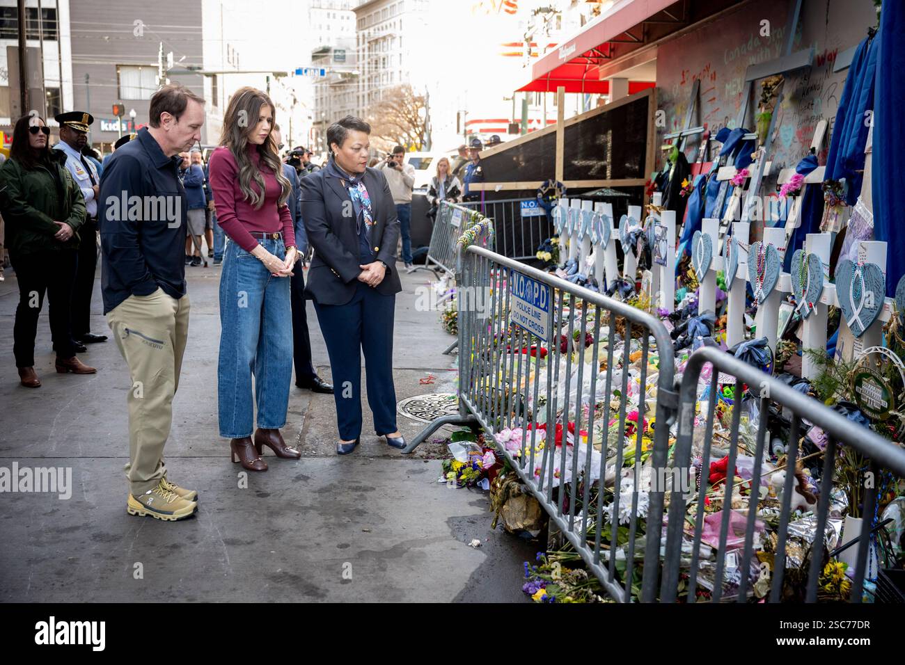 Il segretario del Dipartimento per la sicurezza interna (DHS) Kristi Noem si reca a New Orleans, Louisiana, per osservare le operazioni di sicurezza del DHS per il Super Bowl LIX, 3 febbraio 2025. Proseguendo una partnership di oltre 20 anni, più di 690 dipendenti DHS stanno lavorando per proteggere circa 73.000 fan che partecipano al Super Bowl LIX (foto DHS di Tia Dufour) Foto Stock