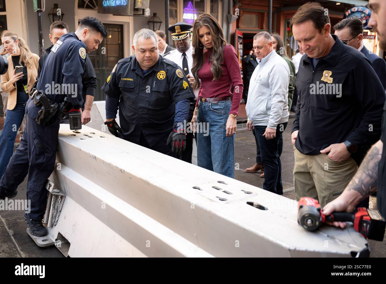 Il segretario del Dipartimento per la sicurezza interna (DHS) Kristi Noem si reca a New Orleans, Louisiana, per osservare le operazioni di sicurezza del DHS per il Super Bowl LIX, 3 febbraio 2025. Proseguendo una partnership di oltre 20 anni, più di 690 dipendenti DHS stanno lavorando per proteggere circa 73.000 fan che partecipano al Super Bowl LIX (foto DHS di Tia Dufour) Foto Stock