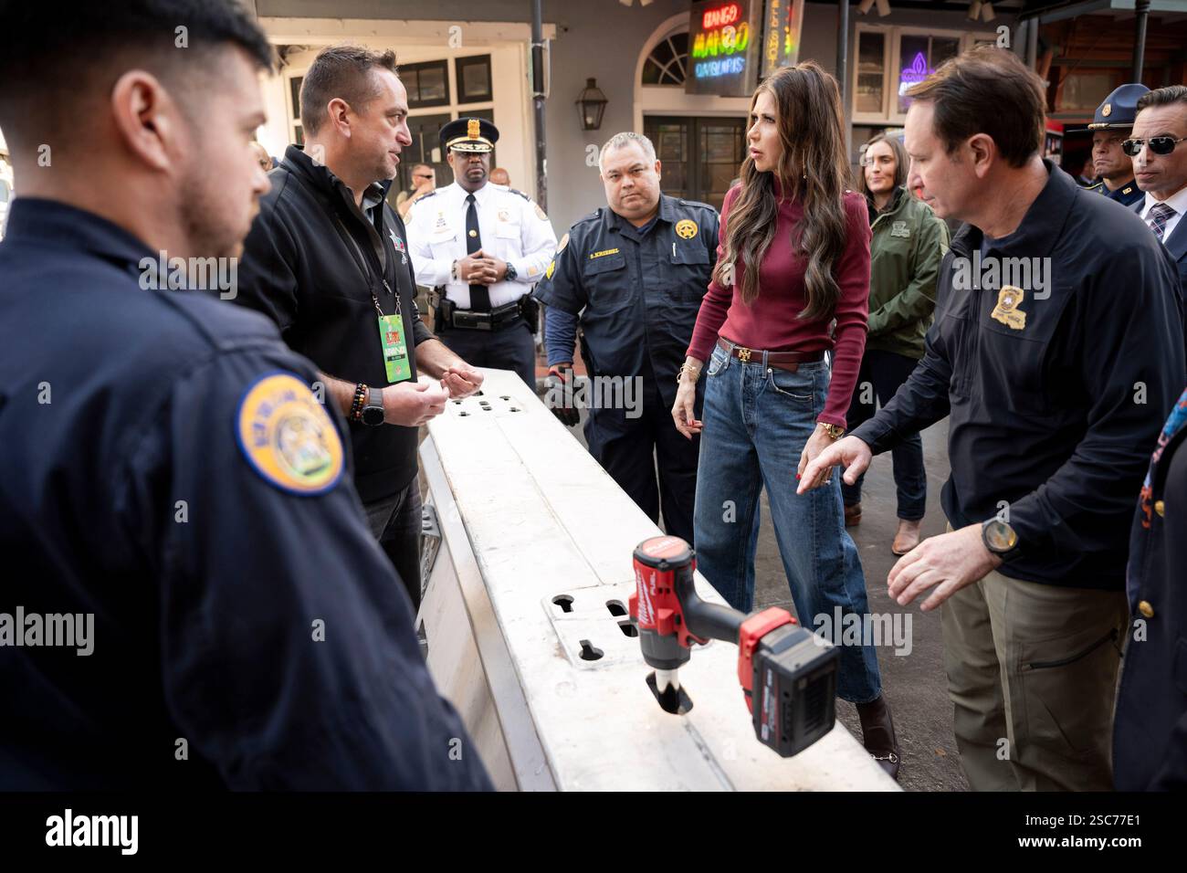 Il segretario del Dipartimento per la sicurezza interna (DHS) Kristi Noem si reca a New Orleans, Louisiana, per osservare le operazioni di sicurezza del DHS per il Super Bowl LIX, 3 febbraio 2025. Proseguendo una partnership di oltre 20 anni, più di 690 dipendenti DHS stanno lavorando per proteggere circa 73.000 fan che partecipano al Super Bowl LIX (foto DHS di Tia Dufour) Foto Stock