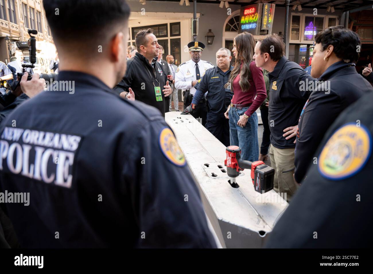 Il segretario del Dipartimento per la sicurezza interna (DHS) Kristi Noem si reca a New Orleans, Louisiana, per osservare le operazioni di sicurezza del DHS per il Super Bowl LIX, 3 febbraio 2025. Proseguendo una partnership di oltre 20 anni, più di 690 dipendenti DHS stanno lavorando per proteggere circa 73.000 fan che partecipano al Super Bowl LIX (foto DHS di Tia Dufour) Foto Stock