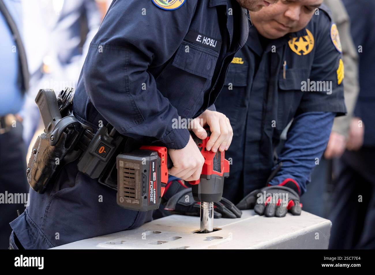 Il segretario del Dipartimento per la sicurezza interna (DHS) Kristi Noem si reca a New Orleans, Louisiana, per osservare le operazioni di sicurezza del DHS per il Super Bowl LIX, 3 febbraio 2025. Proseguendo una partnership di oltre 20 anni, più di 690 dipendenti DHS stanno lavorando per proteggere circa 73.000 fan che partecipano al Super Bowl LIX (foto DHS di Tia Dufour) Foto Stock