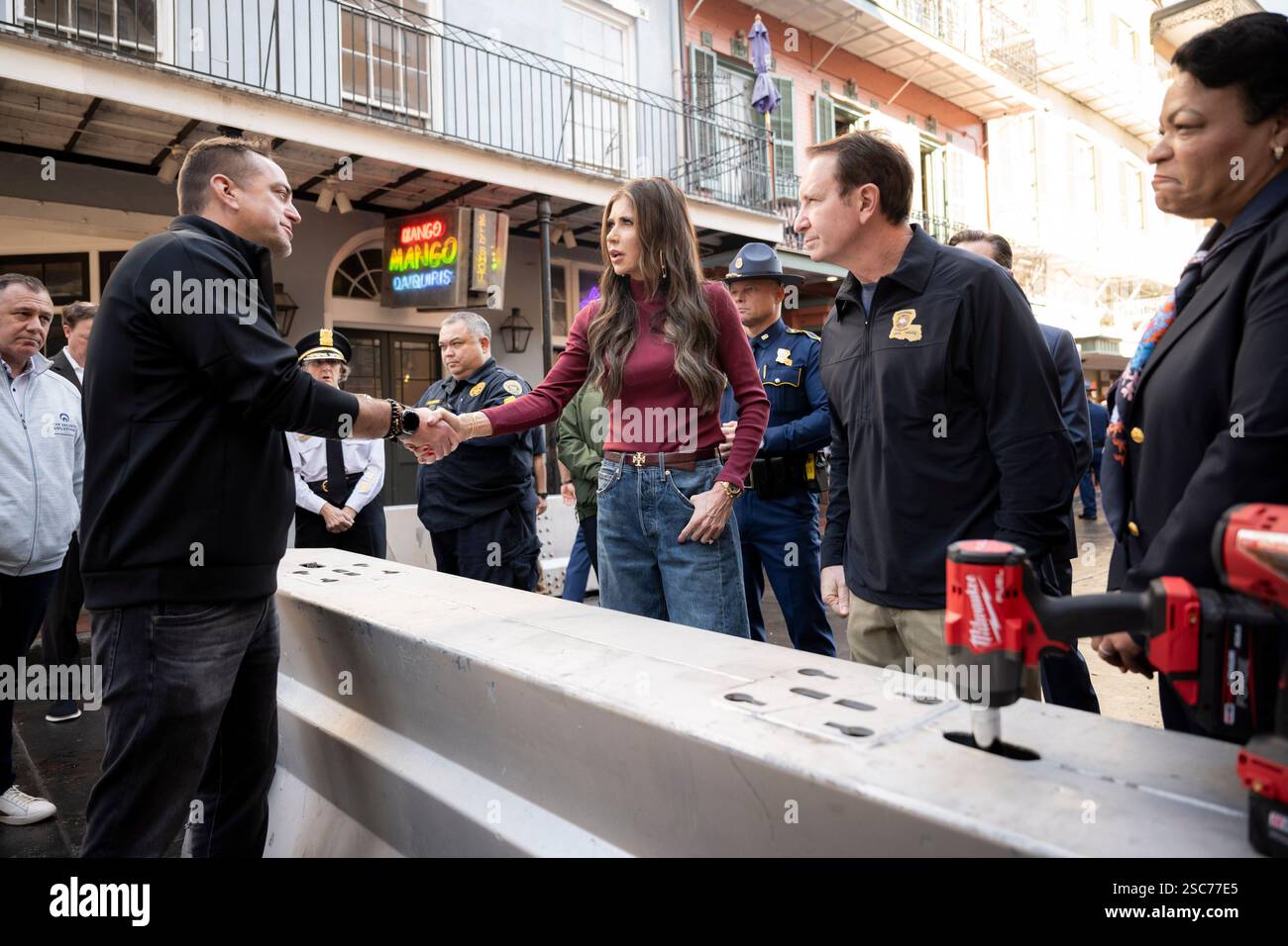 Il segretario del Dipartimento per la sicurezza interna (DHS) Kristi Noem si reca a New Orleans, Louisiana, per osservare le operazioni di sicurezza del DHS per il Super Bowl LIX, 3 febbraio 2025. Proseguendo una partnership di oltre 20 anni, più di 690 dipendenti DHS stanno lavorando per proteggere circa 73.000 fan che partecipano al Super Bowl LIX (foto DHS di Tia Dufour) Foto Stock