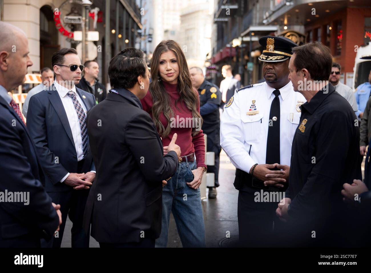 Il segretario del Dipartimento per la sicurezza interna (DHS) Kristi Noem si reca a New Orleans, Louisiana, per osservare le operazioni di sicurezza del DHS per il Super Bowl LIX, 3 febbraio 2025. Proseguendo una partnership di oltre 20 anni, più di 690 dipendenti DHS stanno lavorando per proteggere circa 73.000 fan che partecipano al Super Bowl LIX (foto DHS di Tia Dufour) Foto Stock