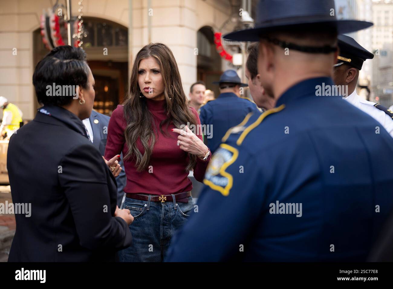 Il segretario del Dipartimento per la sicurezza interna (DHS) Kristi Noem si reca a New Orleans, Louisiana, per osservare le operazioni di sicurezza del DHS per il Super Bowl LIX, 3 febbraio 2025. Proseguendo una partnership di oltre 20 anni, più di 690 dipendenti DHS stanno lavorando per proteggere circa 73.000 fan che partecipano al Super Bowl LIX (foto DHS di Tia Dufour) Foto Stock