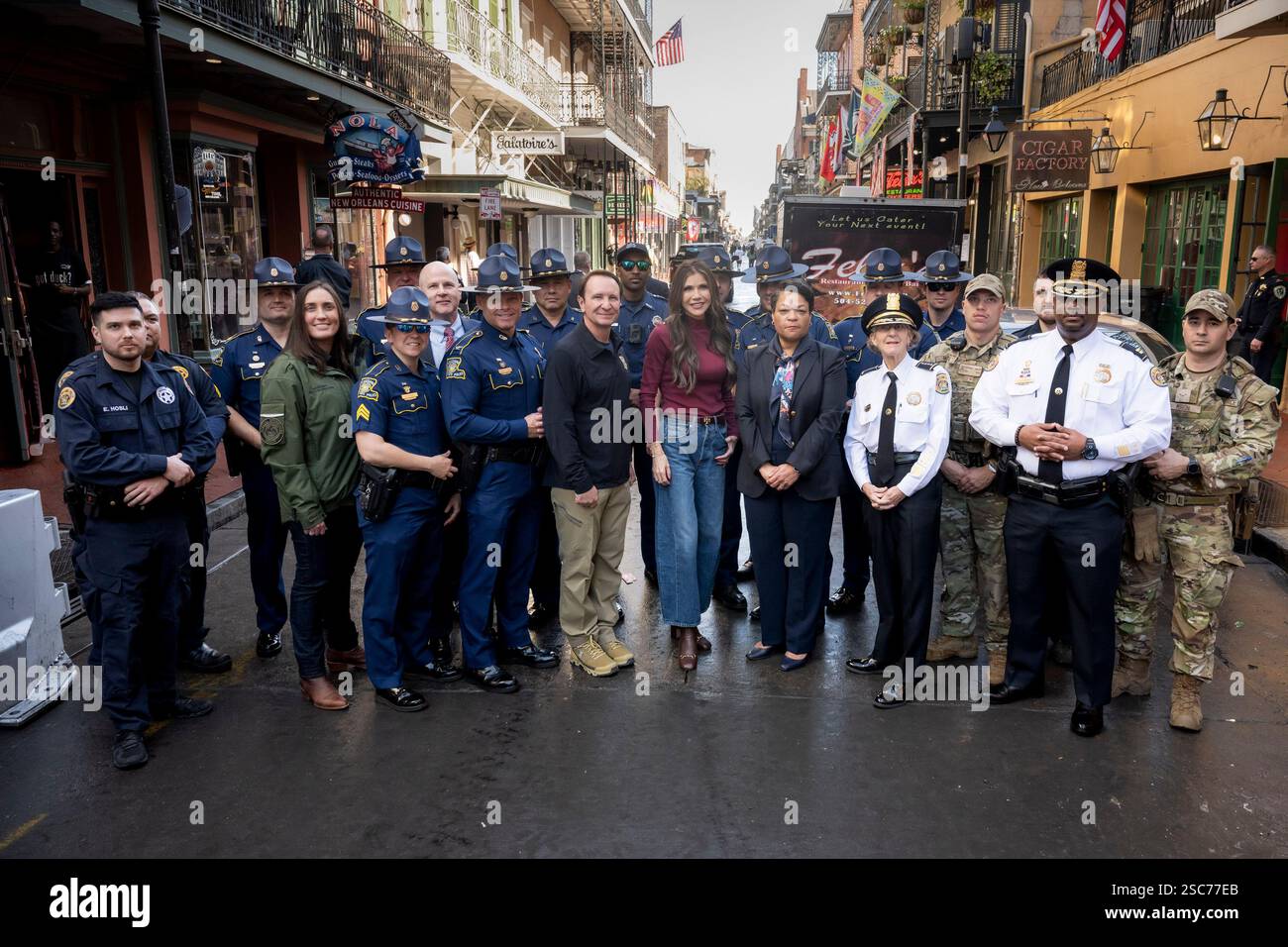 Il segretario del Dipartimento per la sicurezza interna (DHS) Kristi Noem si reca a New Orleans, Louisiana, per osservare le operazioni di sicurezza del DHS per il Super Bowl LIX, 3 febbraio 2025. Proseguendo una partnership di oltre 20 anni, più di 690 dipendenti DHS stanno lavorando per proteggere circa 73.000 fan che partecipano al Super Bowl LIX (foto DHS di Tia Dufour) Foto Stock