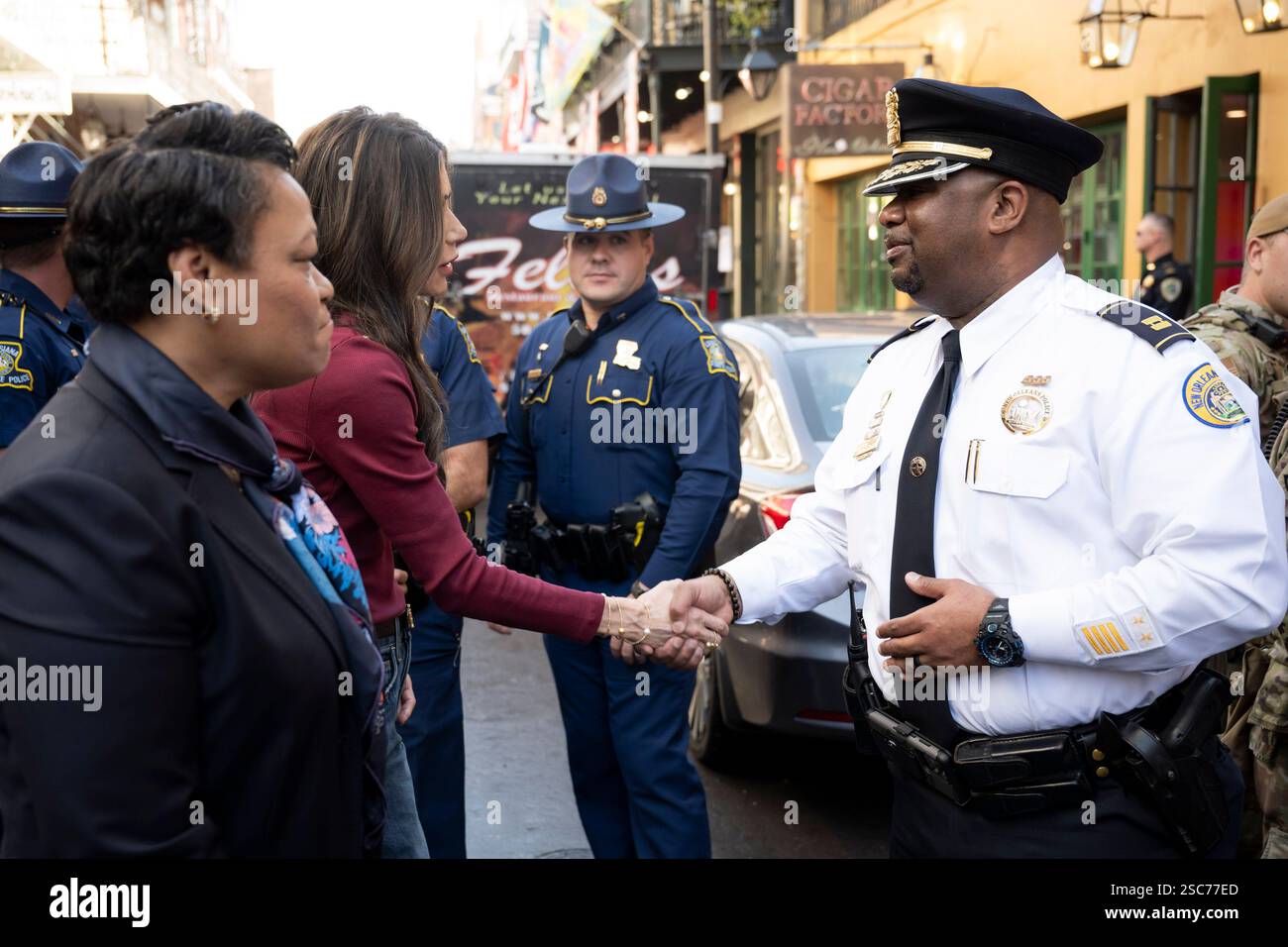 Il segretario del Dipartimento per la sicurezza interna (DHS) Kristi Noem si reca a New Orleans, Louisiana, per osservare le operazioni di sicurezza del DHS per il Super Bowl LIX, 3 febbraio 2025. Proseguendo una partnership di oltre 20 anni, più di 690 dipendenti DHS stanno lavorando per proteggere circa 73.000 fan che partecipano al Super Bowl LIX (foto DHS di Tia Dufour) Foto Stock