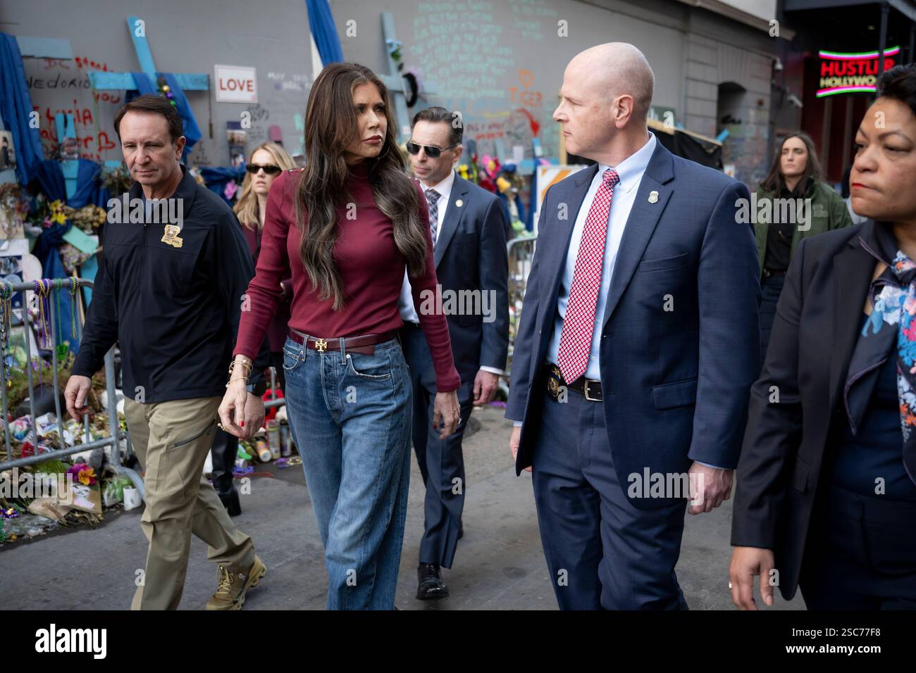 Il segretario del Dipartimento per la sicurezza interna (DHS) Kristi Noem si reca a New Orleans, Louisiana, per osservare le operazioni di sicurezza del DHS per il Super Bowl LIX, 3 febbraio 2025. Proseguendo una partnership di oltre 20 anni, più di 690 dipendenti DHS stanno lavorando per proteggere circa 73.000 fan che partecipano al Super Bowl LIX (foto DHS di Tia Dufour) Foto Stock