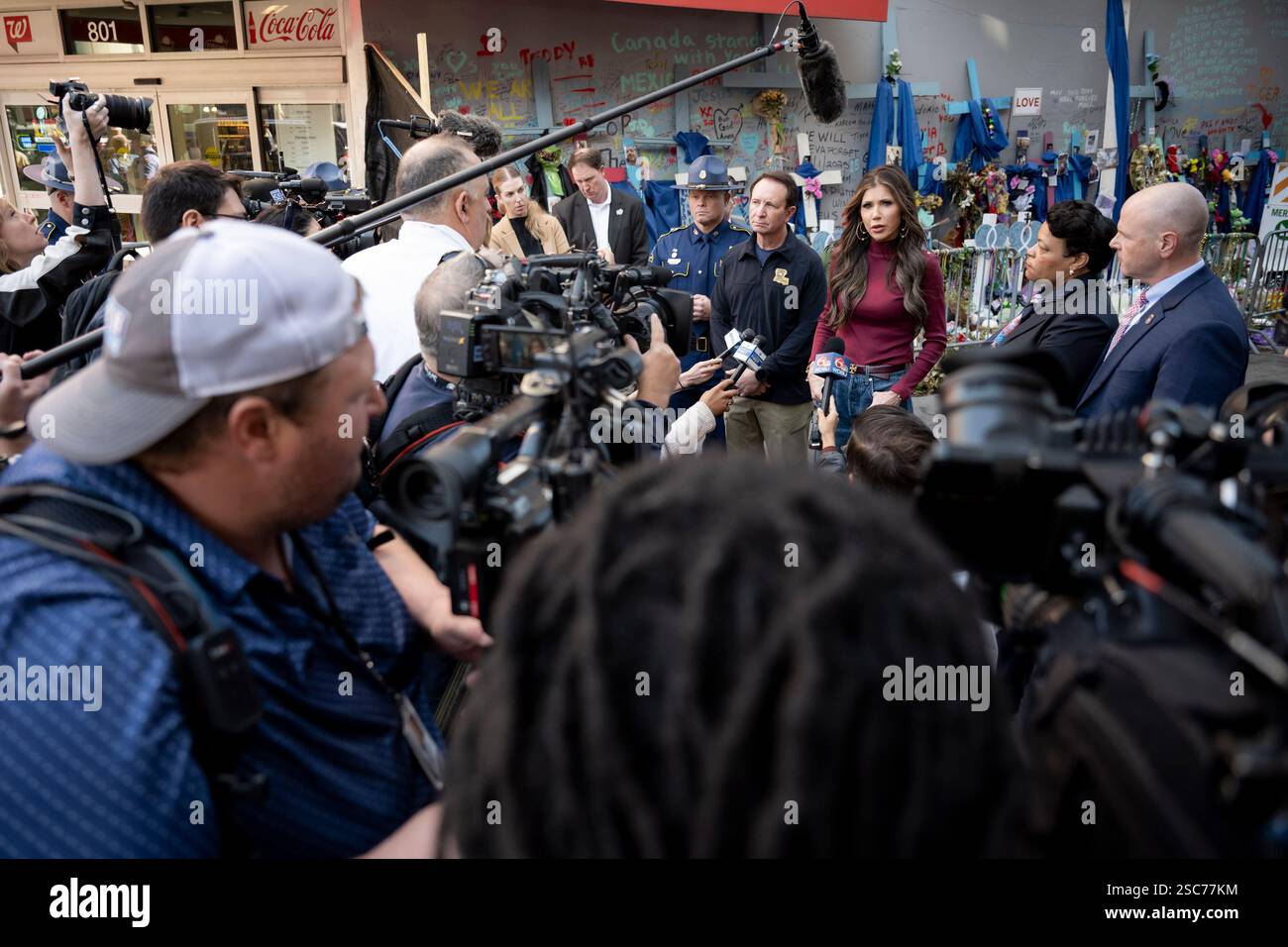 Il segretario del Dipartimento per la sicurezza interna (DHS) Kristi Noem si reca a New Orleans, Louisiana, per osservare le operazioni di sicurezza del DHS per il Super Bowl LIX, 3 febbraio 2025. Proseguendo una partnership di oltre 20 anni, più di 690 dipendenti DHS stanno lavorando per proteggere circa 73.000 fan che partecipano al Super Bowl LIX (foto DHS di Tia Dufour) Foto Stock