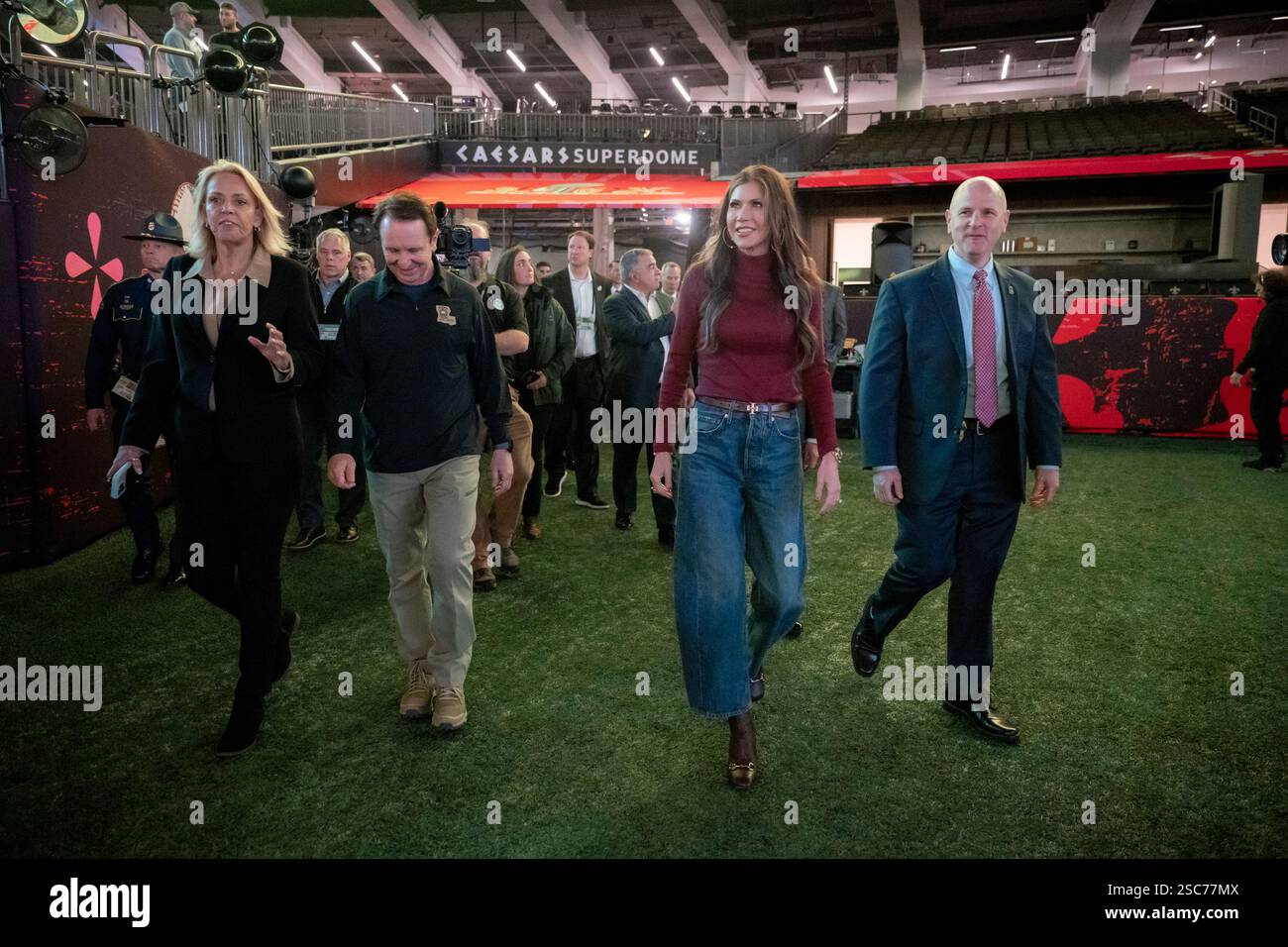 Il segretario del Dipartimento per la sicurezza interna (DHS) Kristi Noem si reca a New Orleans, Louisiana, per osservare le operazioni di sicurezza del DHS per il Super Bowl LIX, 3 febbraio 2025. Proseguendo una partnership di oltre 20 anni, più di 690 dipendenti DHS stanno lavorando per proteggere circa 73.000 fan che partecipano al Super Bowl LIX (foto DHS di Tia Dufour) Foto Stock