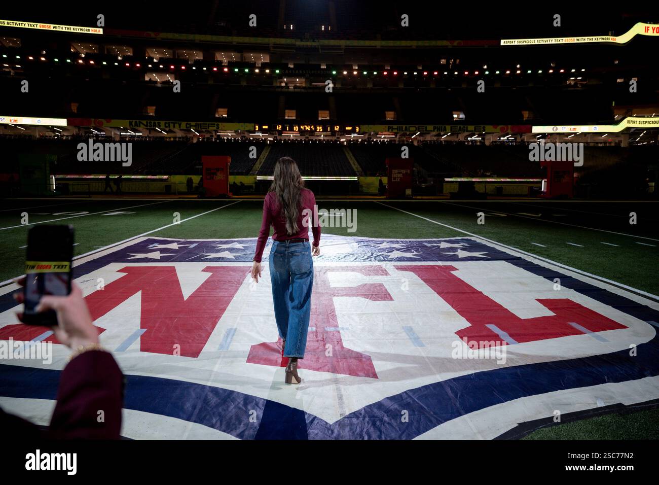 Il segretario del Dipartimento per la sicurezza interna (DHS) Kristi Noem si reca a New Orleans, Louisiana, per osservare le operazioni di sicurezza del DHS per il Super Bowl LIX, 3 febbraio 2025. Proseguendo una partnership di oltre 20 anni, più di 690 dipendenti DHS stanno lavorando per proteggere circa 73.000 fan che partecipano al Super Bowl LIX (foto DHS di Tia Dufour) Foto Stock