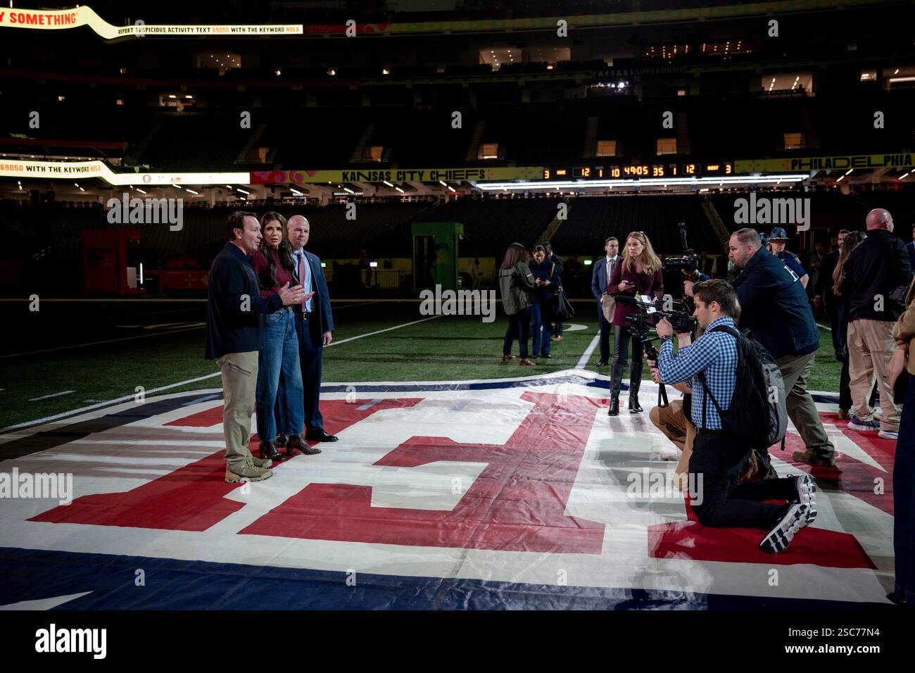 Il segretario del Dipartimento per la sicurezza interna (DHS) Kristi Noem si reca a New Orleans, Louisiana, per osservare le operazioni di sicurezza del DHS per il Super Bowl LIX, 3 febbraio 2025. Proseguendo una partnership di oltre 20 anni, più di 690 dipendenti DHS stanno lavorando per proteggere circa 73.000 fan che partecipano al Super Bowl LIX (foto DHS di Tia Dufour) Foto Stock