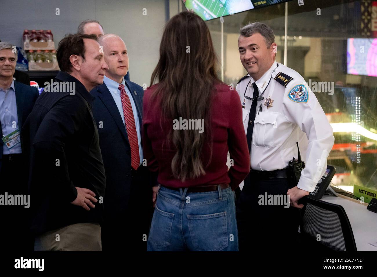 Il segretario del Dipartimento per la sicurezza interna (DHS) Kristi Noem si reca a New Orleans, Louisiana, per osservare le operazioni di sicurezza del DHS per il Super Bowl LIX, 3 febbraio 2025. Proseguendo una partnership di oltre 20 anni, più di 690 dipendenti DHS stanno lavorando per proteggere circa 73.000 fan che partecipano al Super Bowl LIX (foto DHS di Tia Dufour) Foto Stock