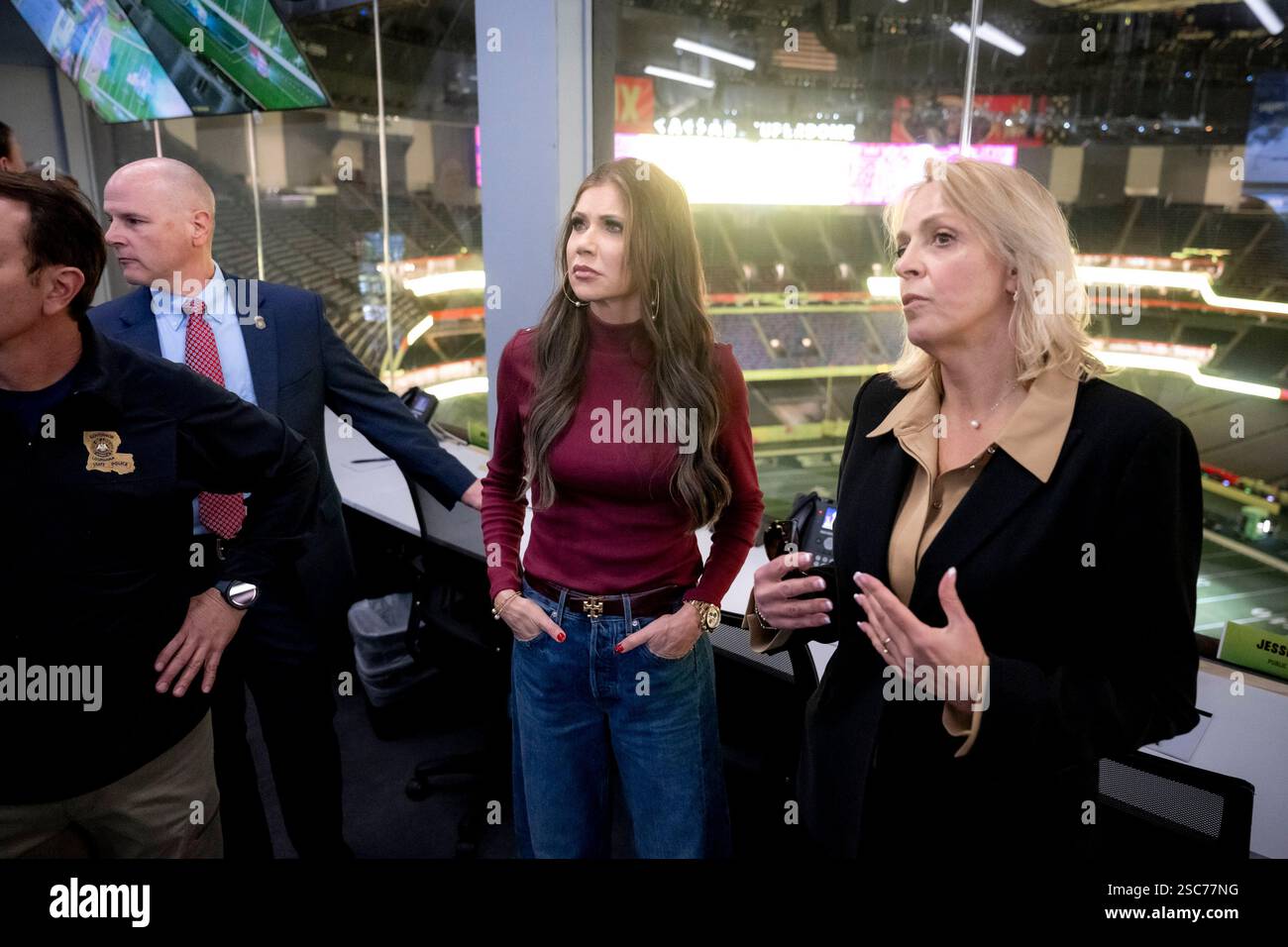 Il segretario del Dipartimento per la sicurezza interna (DHS) Kristi Noem si reca a New Orleans, Louisiana, per osservare le operazioni di sicurezza del DHS per il Super Bowl LIX, 3 febbraio 2025. Proseguendo una partnership di oltre 20 anni, più di 690 dipendenti DHS stanno lavorando per proteggere circa 73.000 fan che partecipano al Super Bowl LIX (foto DHS di Tia Dufour) Foto Stock
