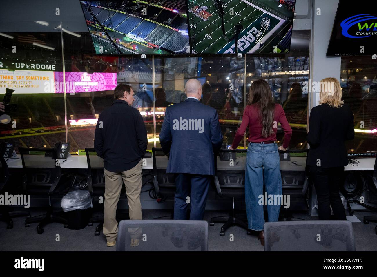 Il segretario del Dipartimento per la sicurezza interna (DHS) Kristi Noem si reca a New Orleans, Louisiana, per osservare le operazioni di sicurezza del DHS per il Super Bowl LIX, 3 febbraio 2025. Proseguendo una partnership di oltre 20 anni, più di 690 dipendenti DHS stanno lavorando per proteggere circa 73.000 fan che partecipano al Super Bowl LIX (foto DHS di Tia Dufour) Foto Stock