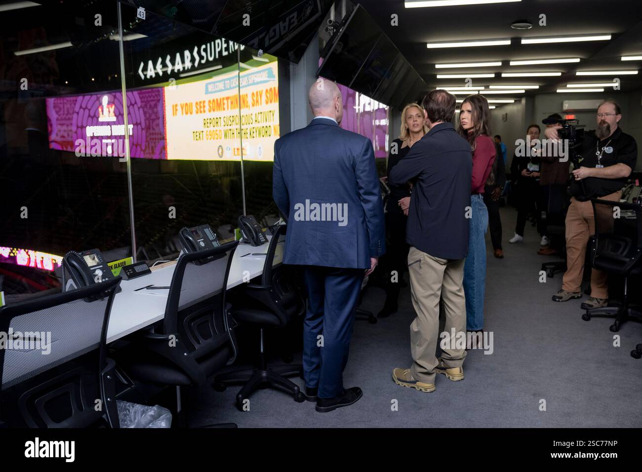 Il segretario del Dipartimento per la sicurezza interna (DHS) Kristi Noem si reca a New Orleans, Louisiana, per osservare le operazioni di sicurezza del DHS per il Super Bowl LIX, 3 febbraio 2025. Proseguendo una partnership di oltre 20 anni, più di 690 dipendenti DHS stanno lavorando per proteggere circa 73.000 fan che partecipano al Super Bowl LIX (foto DHS di Tia Dufour) Foto Stock