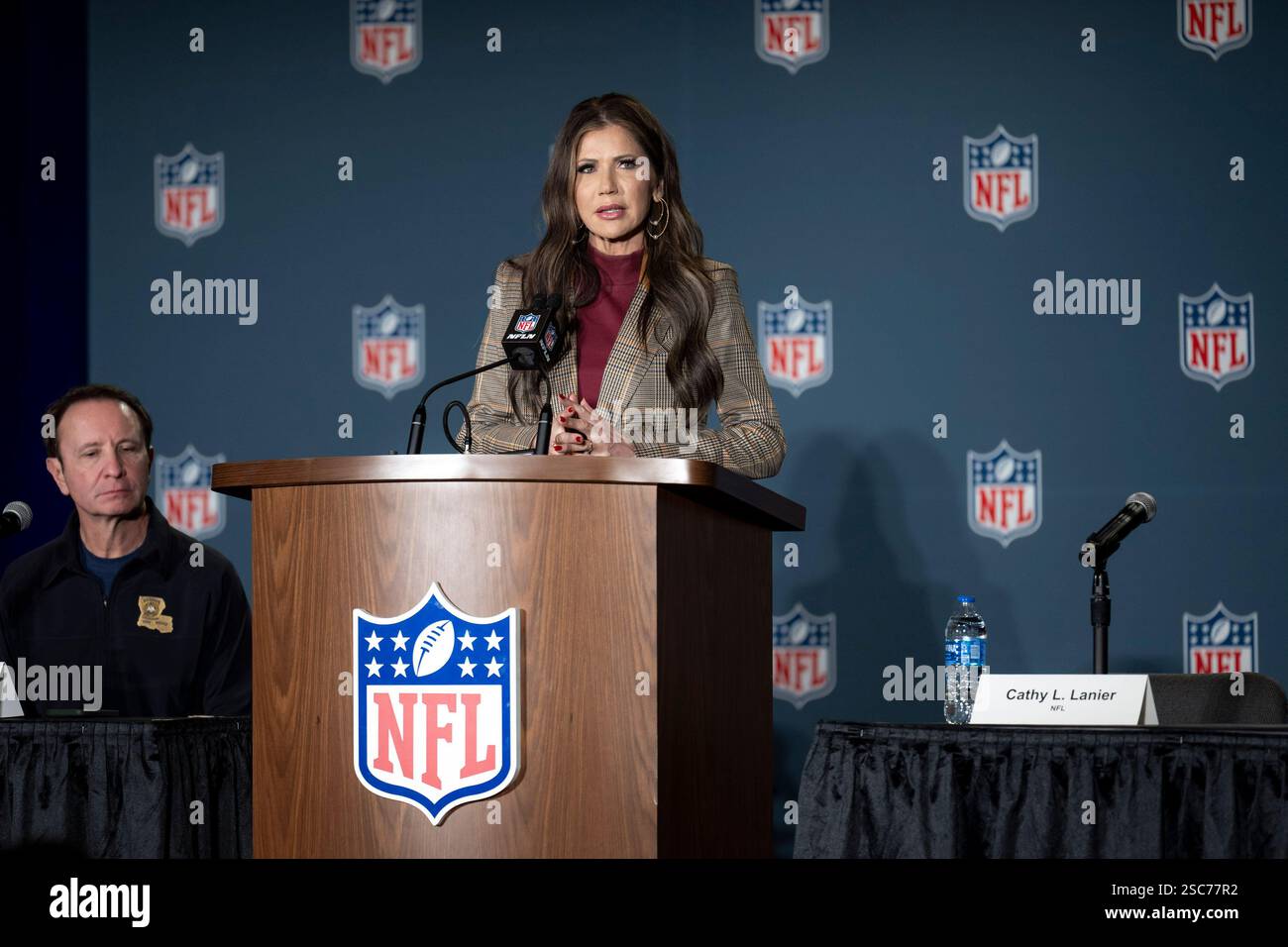 Il segretario del Dipartimento per la sicurezza interna (DHS) Kristi Noem si reca a New Orleans, Louisiana, per osservare le operazioni di sicurezza del DHS per il Super Bowl LIX, 3 febbraio 2025. Proseguendo una partnership di oltre 20 anni, più di 690 dipendenti DHS stanno lavorando per proteggere circa 73.000 fan che partecipano al Super Bowl LIX (foto DHS di Tia Dufour) Foto Stock