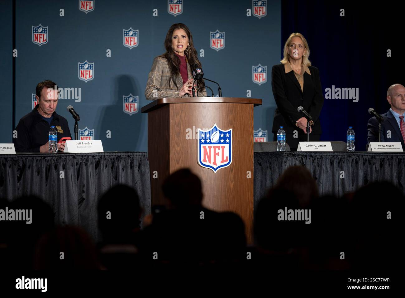 Il segretario del Dipartimento per la sicurezza interna (DHS) Kristi Noem si reca a New Orleans, Louisiana, per osservare le operazioni di sicurezza del DHS per il Super Bowl LIX, 3 febbraio 2025. Proseguendo una partnership di oltre 20 anni, più di 690 dipendenti DHS stanno lavorando per proteggere circa 73.000 fan che partecipano al Super Bowl LIX (foto DHS di Tia Dufour) Foto Stock