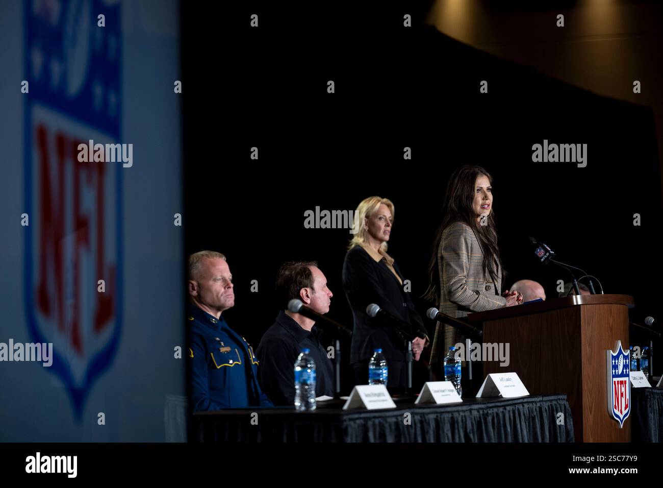 Il segretario del Dipartimento per la sicurezza interna (DHS) Kristi Noem si reca a New Orleans, Louisiana, per osservare le operazioni di sicurezza del DHS per il Super Bowl LIX, 3 febbraio 2025. Proseguendo una partnership di oltre 20 anni, più di 690 dipendenti DHS stanno lavorando per proteggere circa 73.000 fan che partecipano al Super Bowl LIX (foto DHS di Tia Dufour) Foto Stock