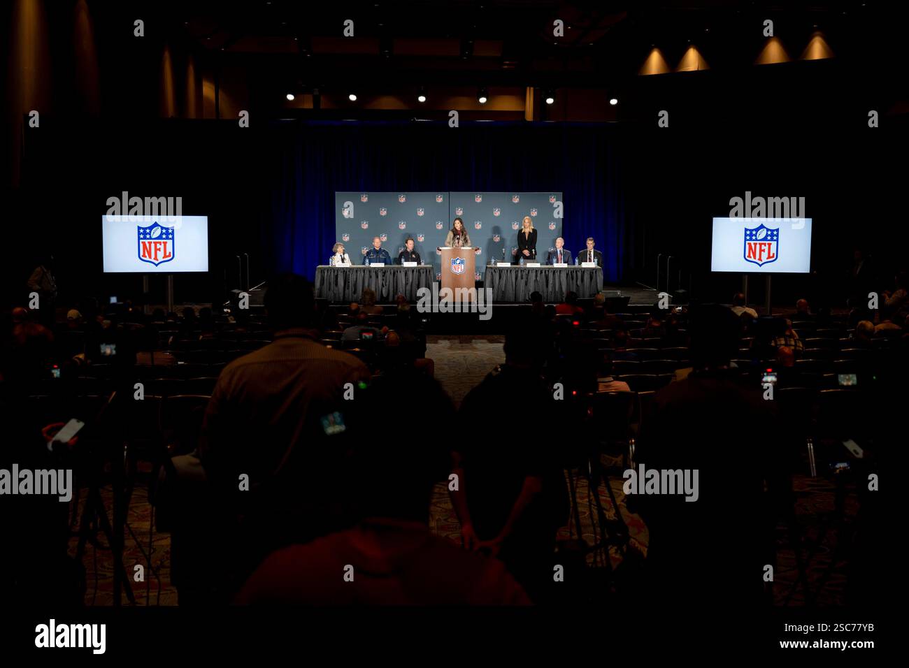 Il segretario del Dipartimento per la sicurezza interna (DHS) Kristi Noem si reca a New Orleans, Louisiana, per osservare le operazioni di sicurezza del DHS per il Super Bowl LIX, 3 febbraio 2025. Proseguendo una partnership di oltre 20 anni, più di 690 dipendenti DHS stanno lavorando per proteggere circa 73.000 fan che partecipano al Super Bowl LIX (foto DHS di Tia Dufour) Foto Stock