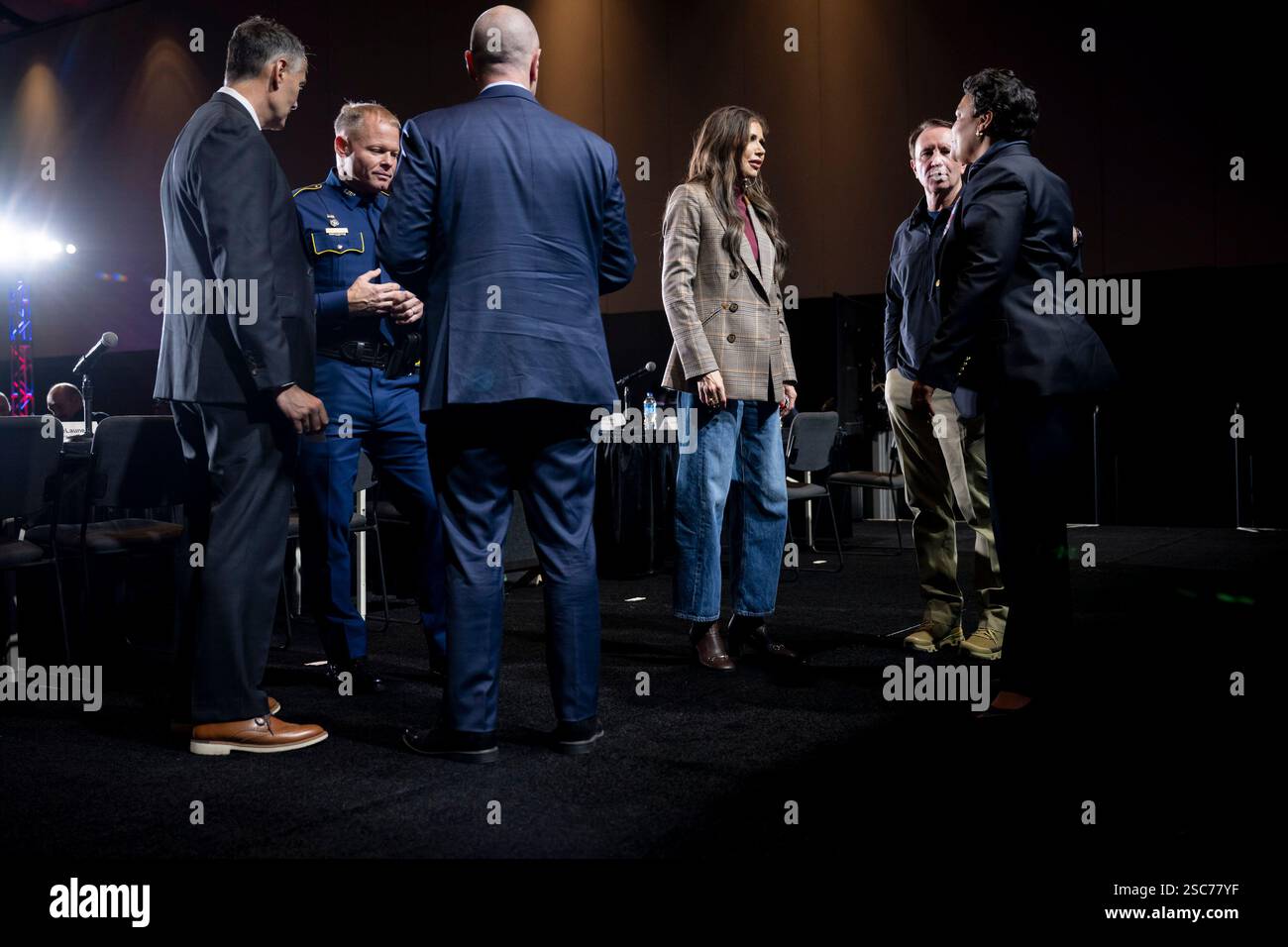 Il segretario del Dipartimento per la sicurezza interna (DHS) Kristi Noem si reca a New Orleans, Louisiana, per osservare le operazioni di sicurezza del DHS per il Super Bowl LIX, 3 febbraio 2025. Proseguendo una partnership di oltre 20 anni, più di 690 dipendenti DHS stanno lavorando per proteggere circa 73.000 fan che partecipano al Super Bowl LIX (foto DHS di Tia Dufour) Foto Stock