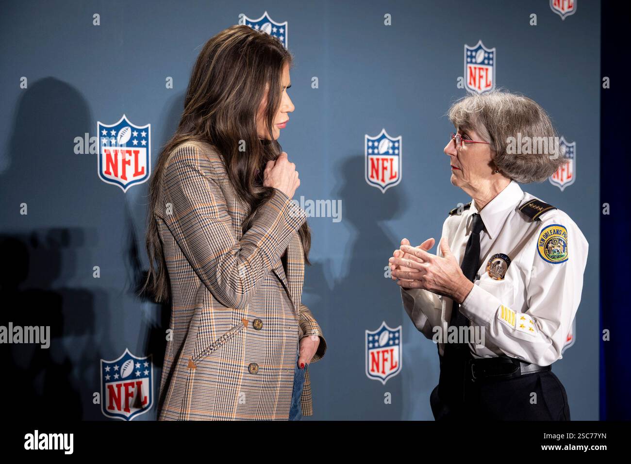 Il segretario del Dipartimento per la sicurezza interna (DHS) Kristi Noem si reca a New Orleans, Louisiana, per osservare le operazioni di sicurezza del DHS per il Super Bowl LIX, 3 febbraio 2025. Proseguendo una partnership di oltre 20 anni, più di 690 dipendenti DHS stanno lavorando per proteggere circa 73.000 fan che partecipano al Super Bowl LIX (foto DHS di Tia Dufour) Foto Stock