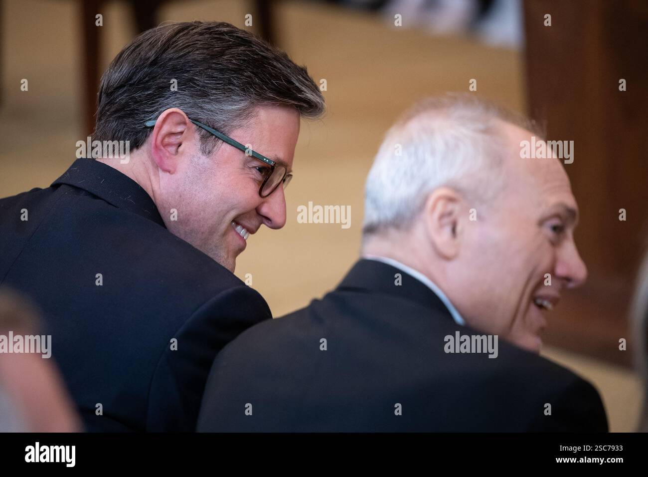 Washington, Stati Uniti. 5 febbraio 2025. Presidente della camera Mike Johnson (R-la.) E il leader della maggioranza della camera Steve Scalise (R-la.) Si vedono durante una cerimonia in cui il presidente Donald Trump ha firmato un ordine esecutivo che vieta alle donne transgender di praticare sport femminili nella East Room della Casa Bianca a Washington, DC, mercoledì 5 febbraio 2025. Foto di Francis Chung/UPI credito: UPI/Alamy Live News Foto Stock