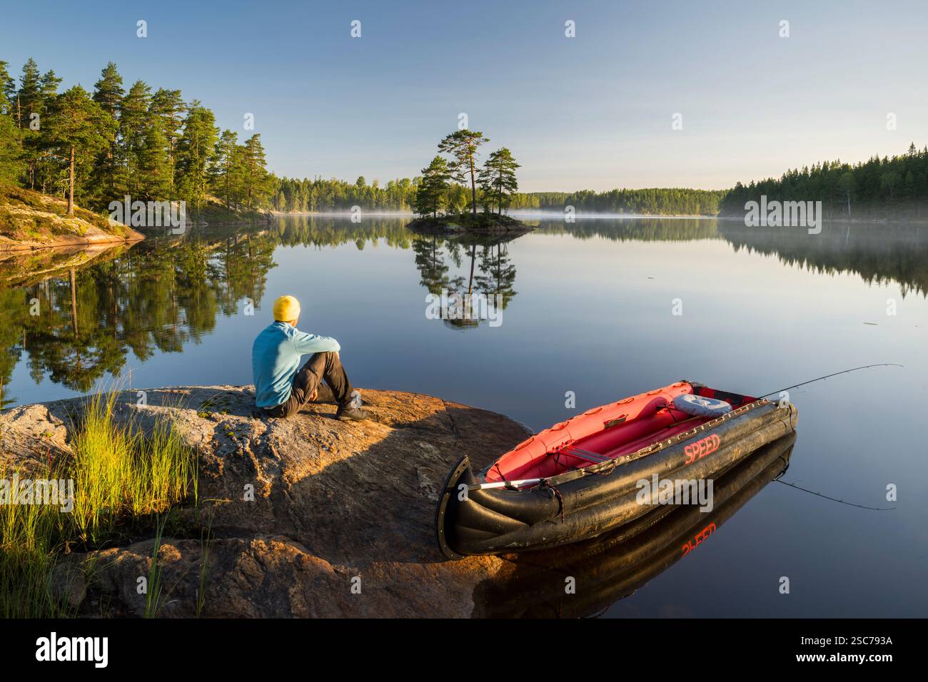 Un uomo con una canoa nella riserva naturale di Glaskogen, contea di Värmland, Svezia Foto Stock