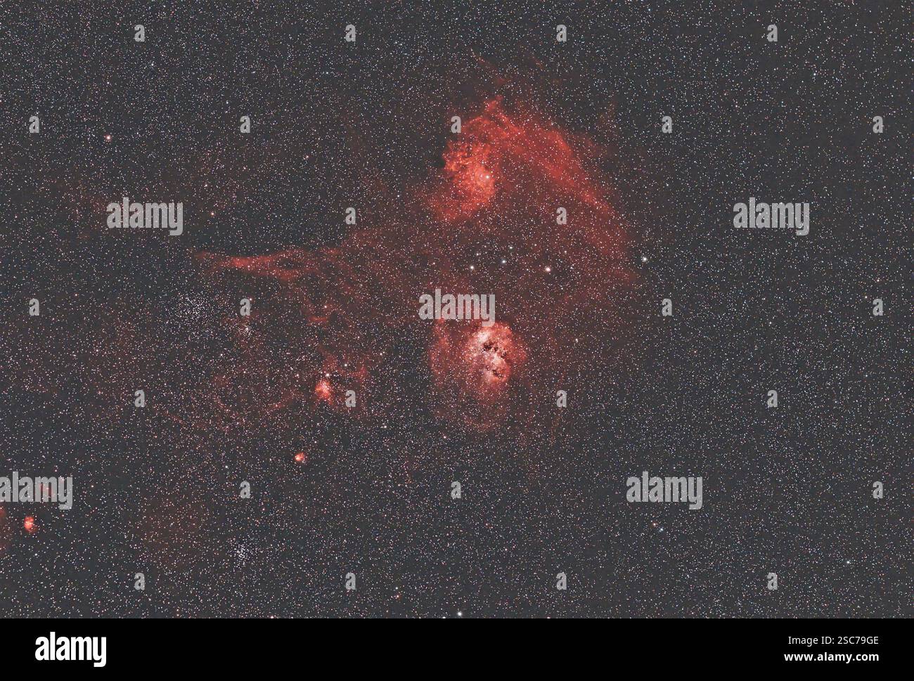 Nebulose IC 405 (Flaming Star Nebulae) e IC 410 si aprono al centro di un ricco campo stellare galattico nella costellazione di Auriga, mappe stellari Foto Stock