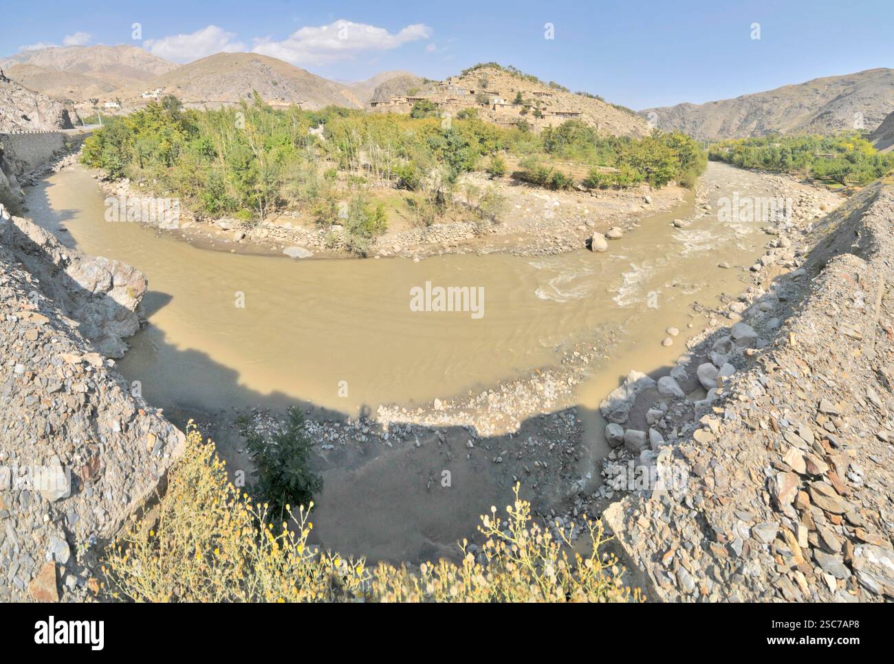 Veicolo corazzato sovietico distrutto dai mujaheddin afghani nelle montagne Hindu Kush Foto Stock