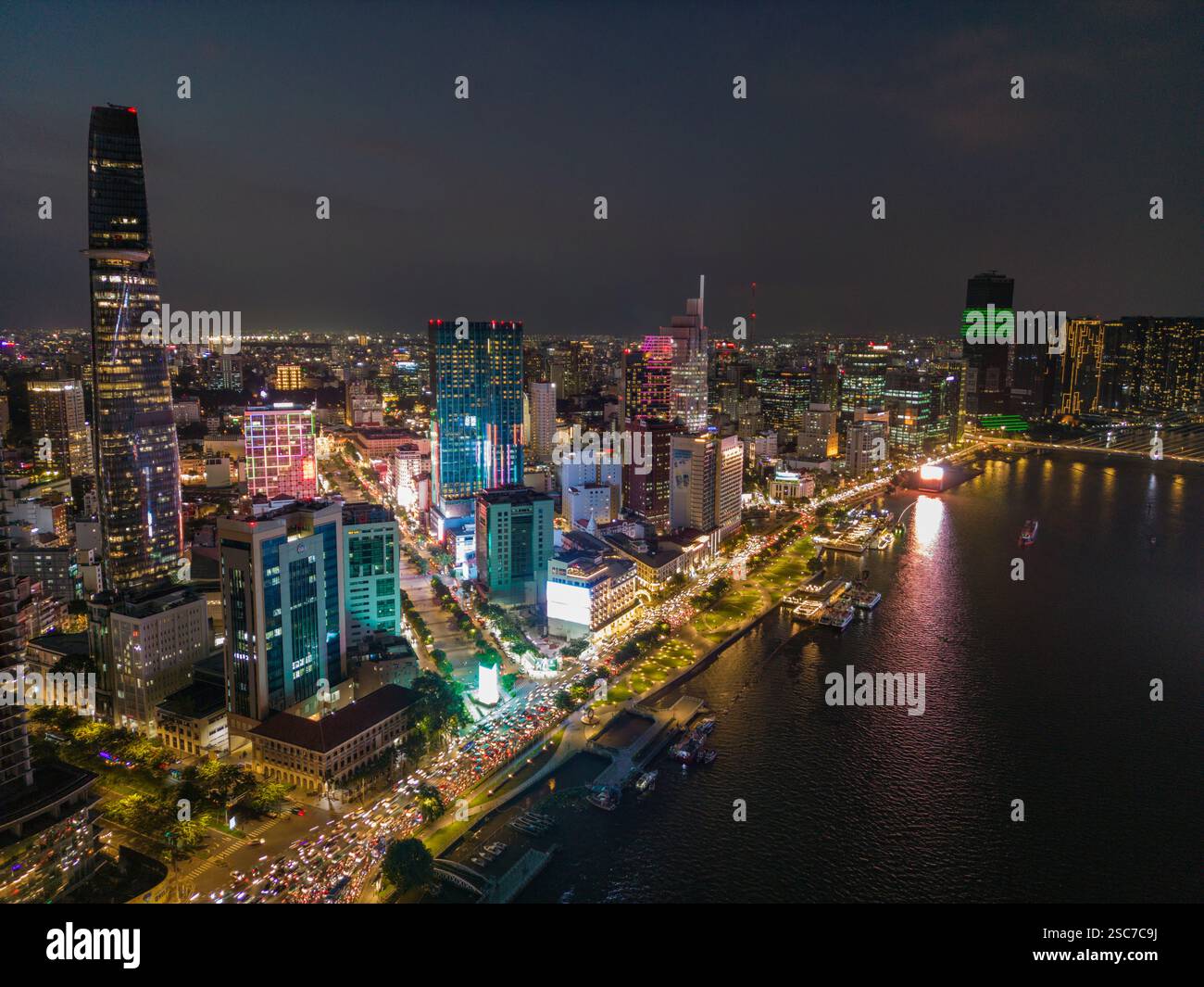 Vista aerea del traffico nelle ore di punta lungo il fiume Saigon con grattacieli nel centro cittadino Distretto 1 di notte, Quan 4, ho chi Minh City, Vietnam, Asia Foto Stock