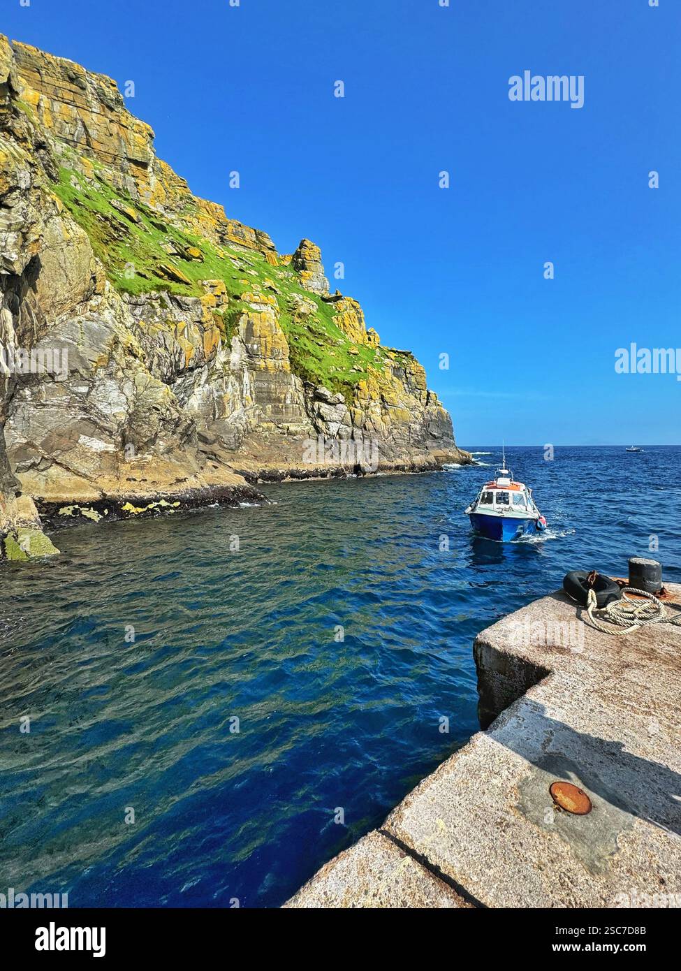 Traghetto in arrivo al molo di sbarco di Michael Skellig dalla città di Port Magee, Contea di Kerry, Irlanda. - Immagine stock catturata con smartphone