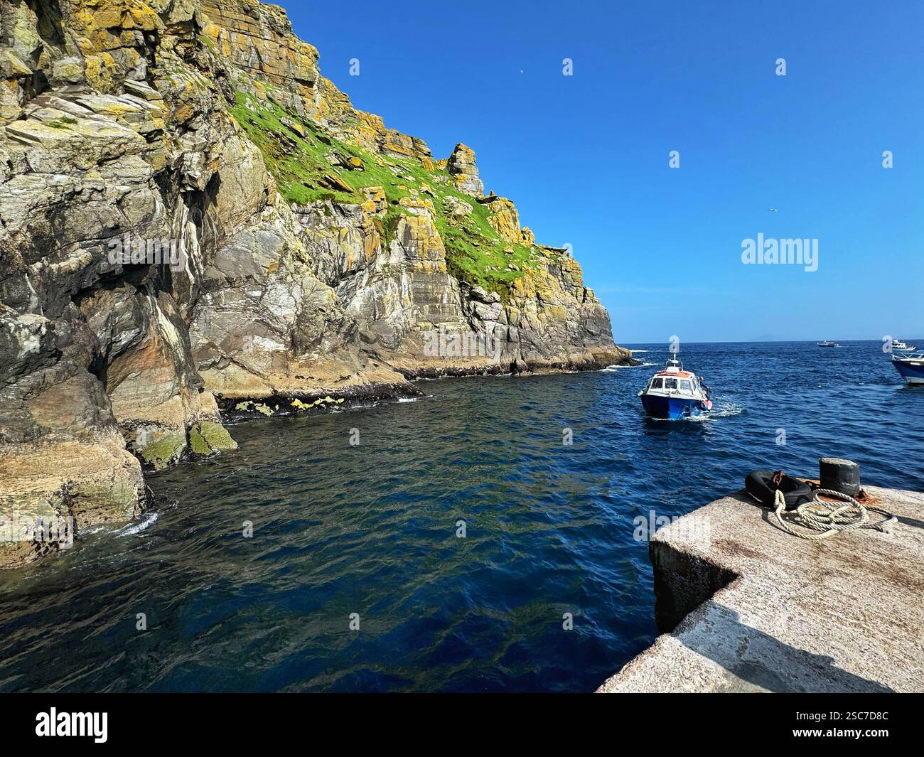 Traghetto in arrivo al molo di sbarco di Michael Skellig dalla città di Port Magee, Contea di Kerry, Irlanda. - Immagine stock catturata con smartphone