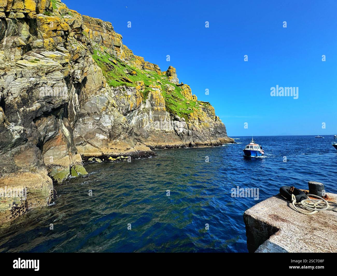 Traghetto in arrivo al molo di sbarco di Michael Skellig dalla città di Port Magee, Contea di Kerry, Irlanda. - Immagine stock catturata con smartphone