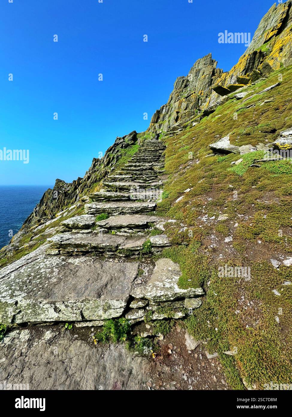 Gradini che portano dal molo di sbarco alla cima di Skellig Michael, contea di Kerry, Irlanda. - Immagine stock catturata con smartphone