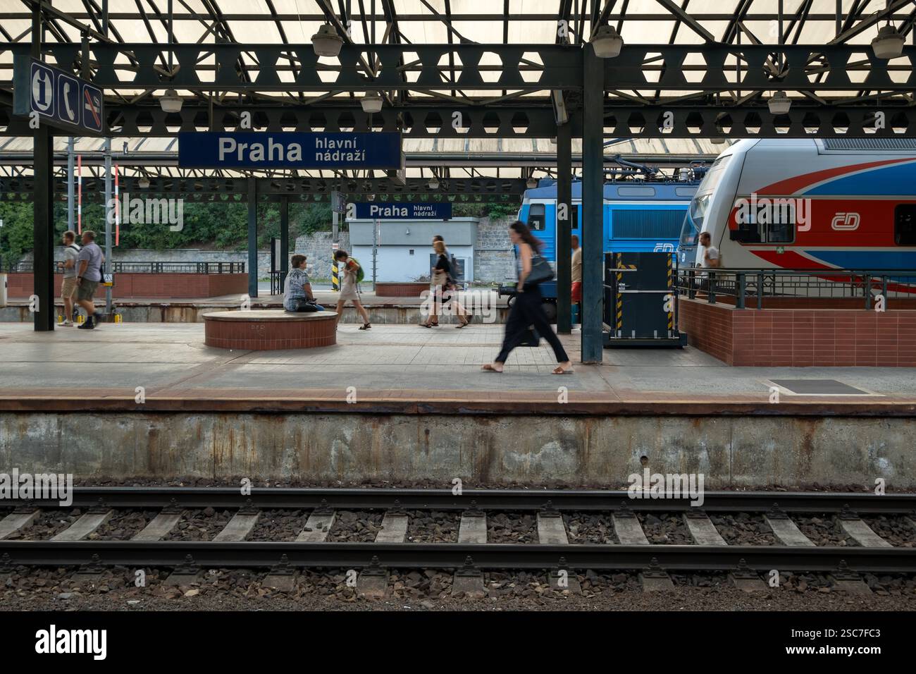 05.09.2024, Repubblica Ceca, Praga, Praga - arrivo dei passeggeri alla stazione centrale di Praga (Praha hlavni nadrazi). 00A240905D003CAROEX.JPG [MODELLO RELE Foto Stock
