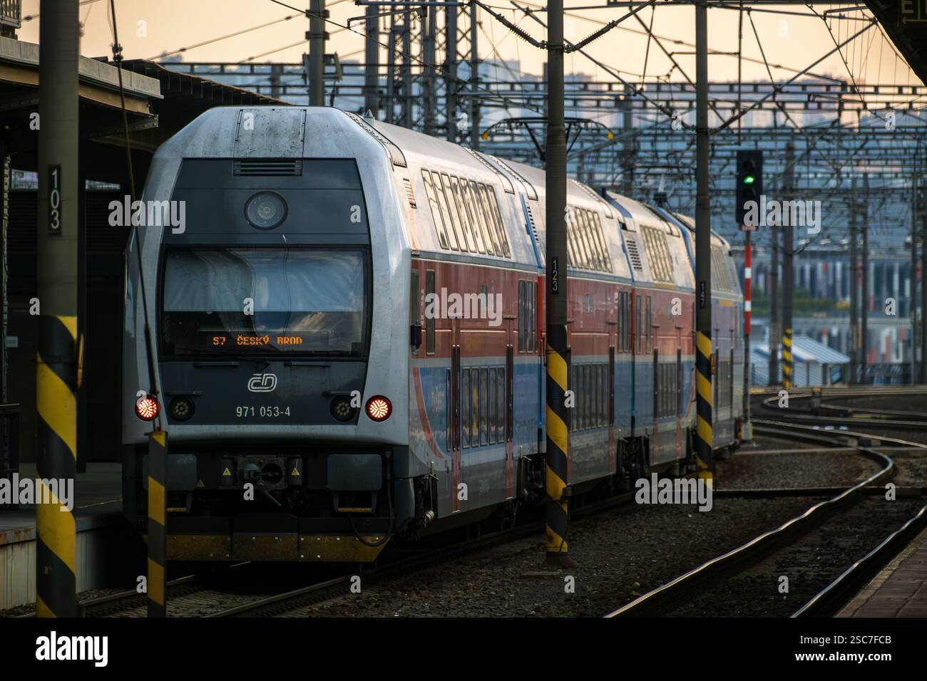 05.09.2024, Repubblica Ceca, Praga, Praga - treno a due piani presso la stazione centrale di Praga (Praha hlavni nadrazi). 00A240905D038CAROEX.JPG [VERSIONE DEL MODELLO Foto Stock