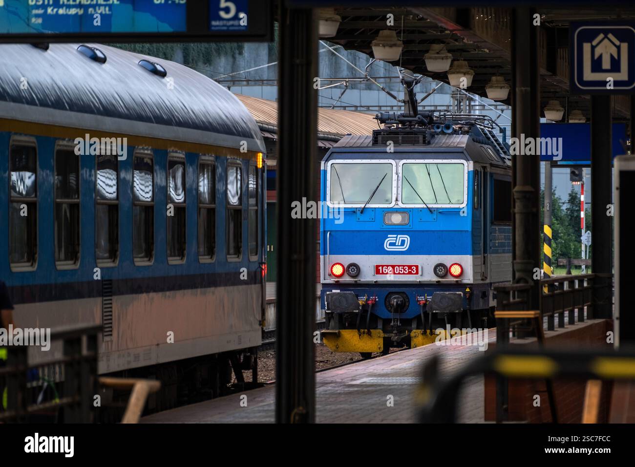 05.09.2024, Repubblica Ceca, Praga, Praga - treno e locomotiva alla stazione centrale di Praga (Praha hlavni nadrazi). 00A240905D023CAROEX.JPG [MODELLI RIPRESI Foto Stock