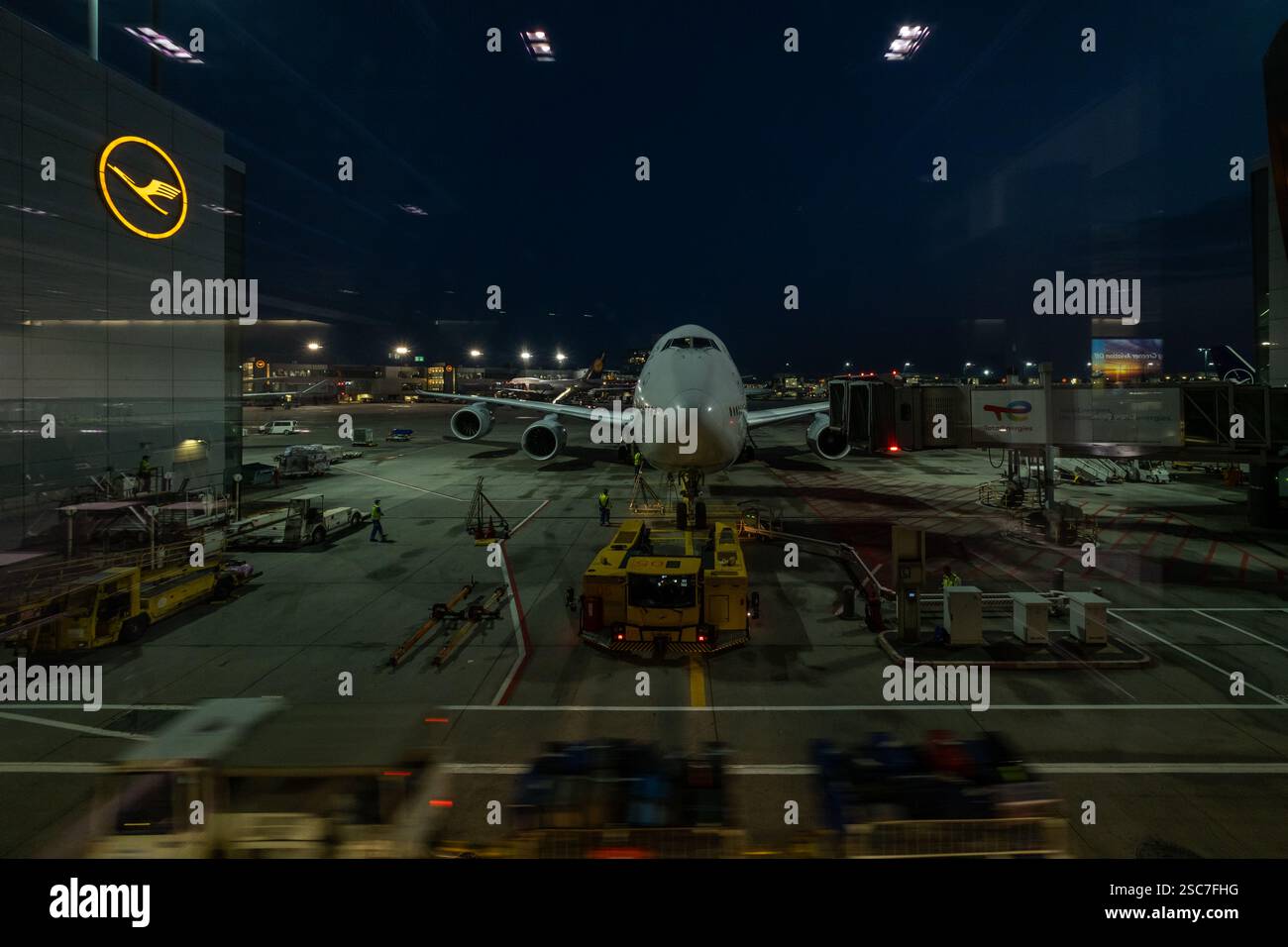 19.09.2024, Germania, Assia, Francoforte sul meno - Lufthansa jumbo (Boeing B747-8) all'ingresso dell'aeroporto di Francoforte. 00A240919D0006CAROEX.JPG [MODELLO RELE Foto Stock