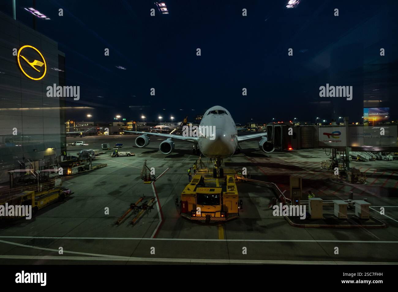 19.09.2024, Germania, Assia, Francoforte sul meno - Lufthansa jumbo (Boeing B747-8) all'ingresso dell'aeroporto di Francoforte. 00A240919D0001CAROEX.JPG [MODELLO RELE Foto Stock
